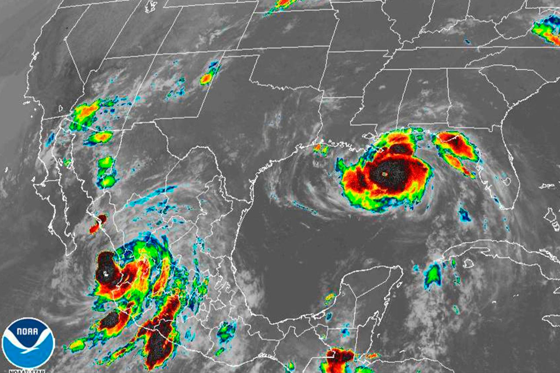 Satellitbilderna visar hur orkanen Ida drar inöver USA.