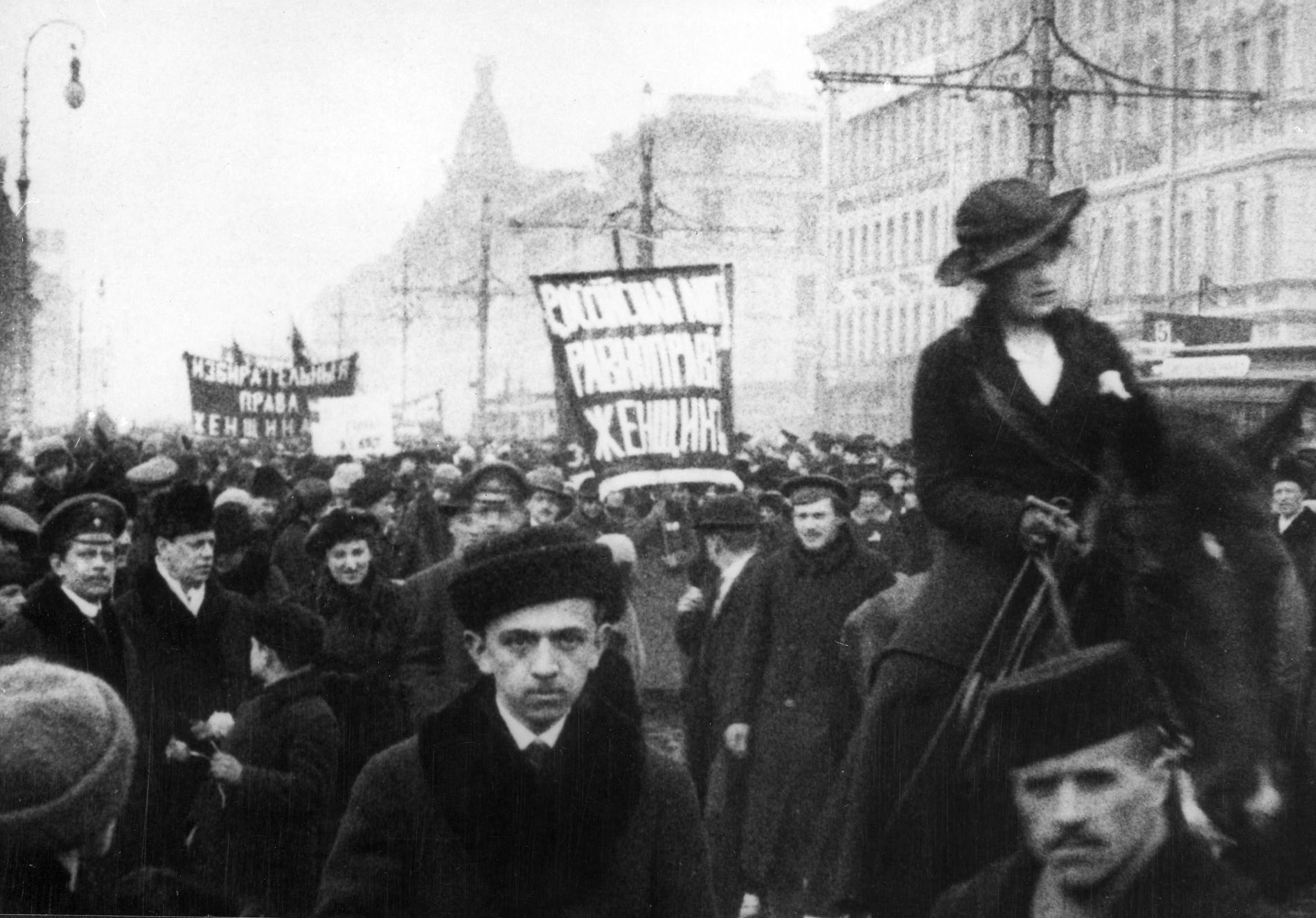 Revolutionsåret i Ryssland 1917. Den 8 mars marscherade kvinnor genom Petrograd för att demonstrera för likaberättigande.