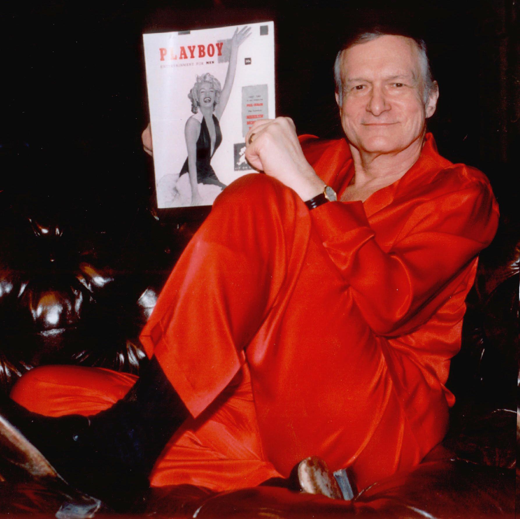 Hugh Hefner i sitt hem med den första utgåvan av tidningen Playboy som utkom 1959.