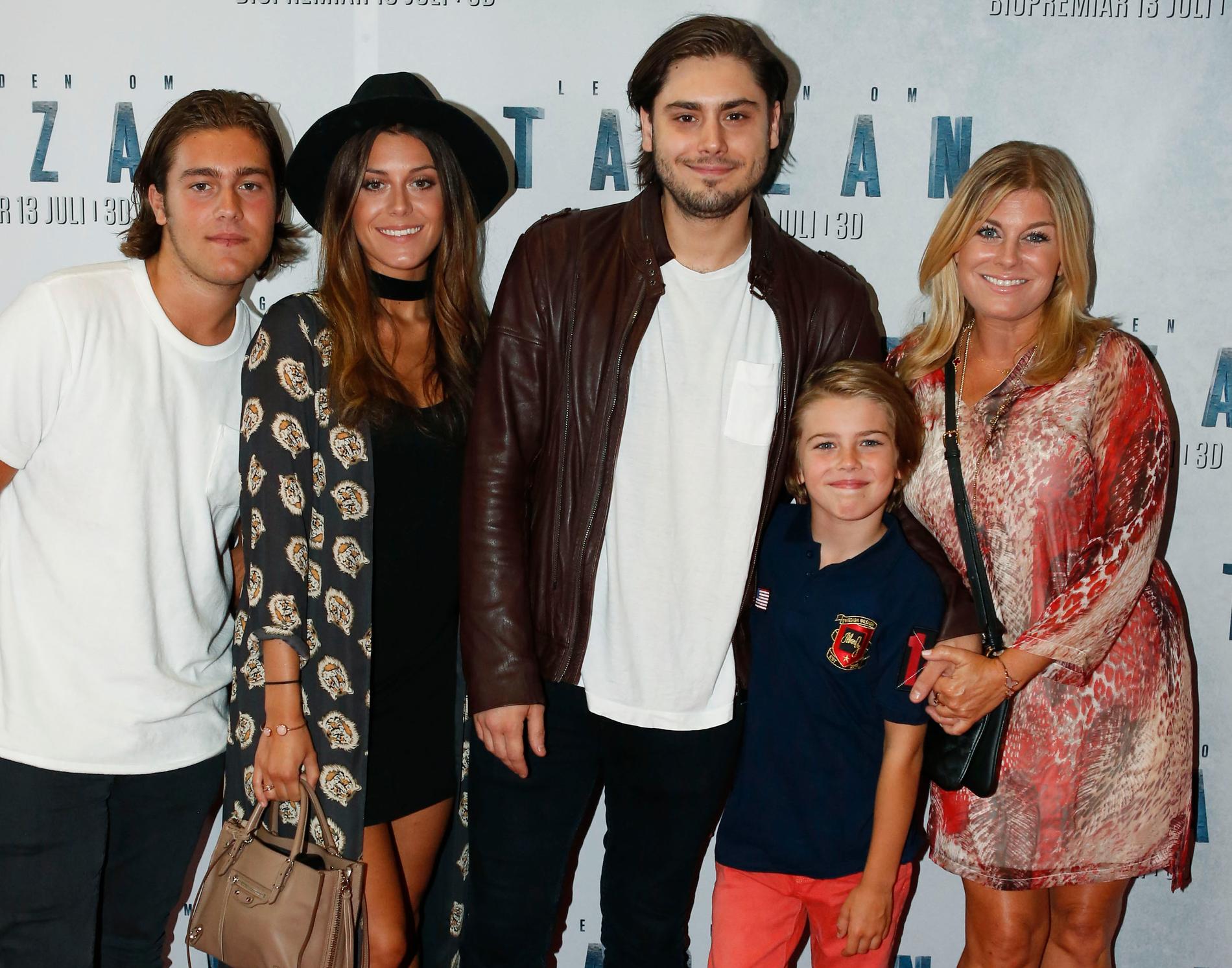 Oliver Ingrosso med sin mamma och sina syskon Benjamin, Bianca och Theodor på filmpremiär 2016. 