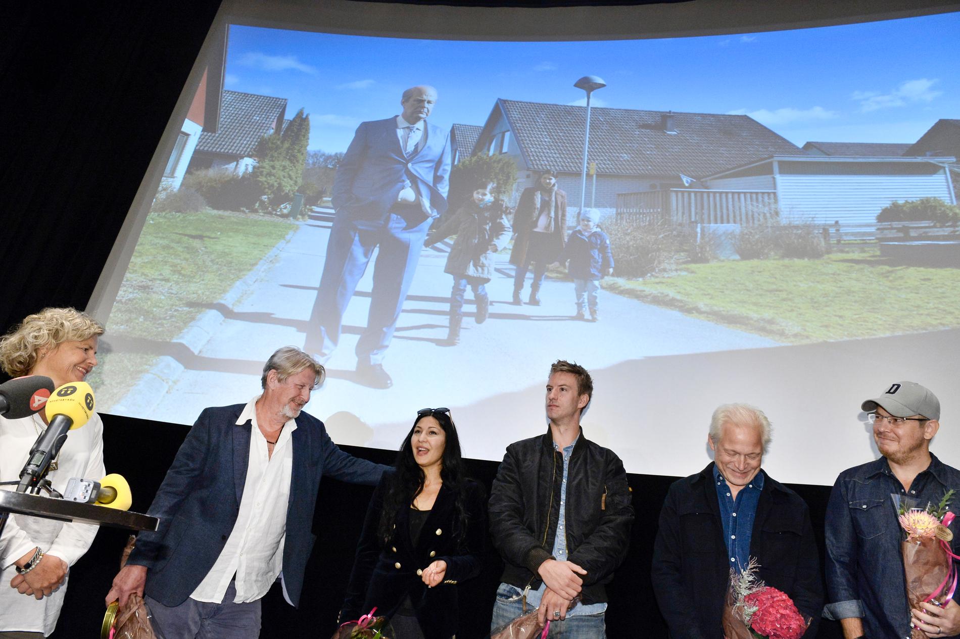 Skådespelarna Rolf Lassgård, Banar Pars, Filip Berg, regissören Hannes Holm och författaren fredrik Backman under en pressträff med svenska filminstitutet.