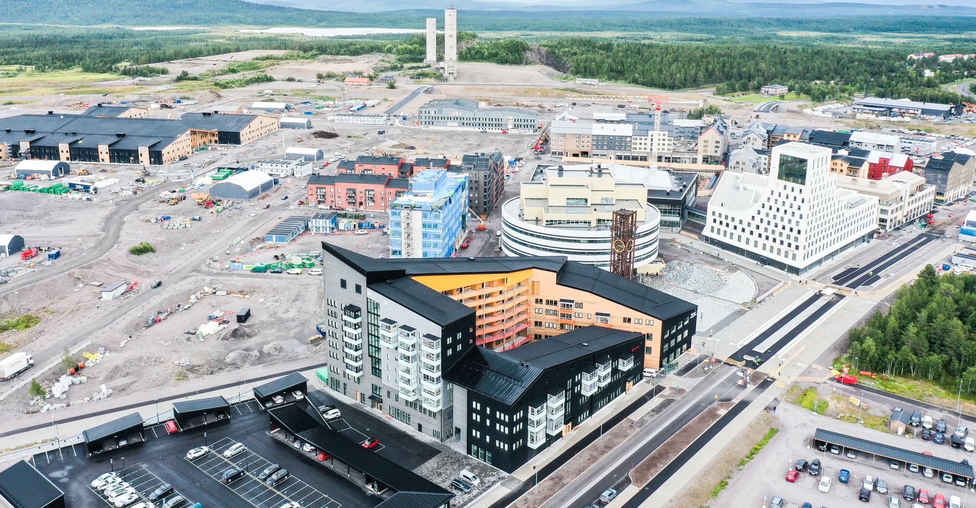 Drönarbild från i början av augusti över Kirunas nya centrum med det runda stadshuset i mitten.
