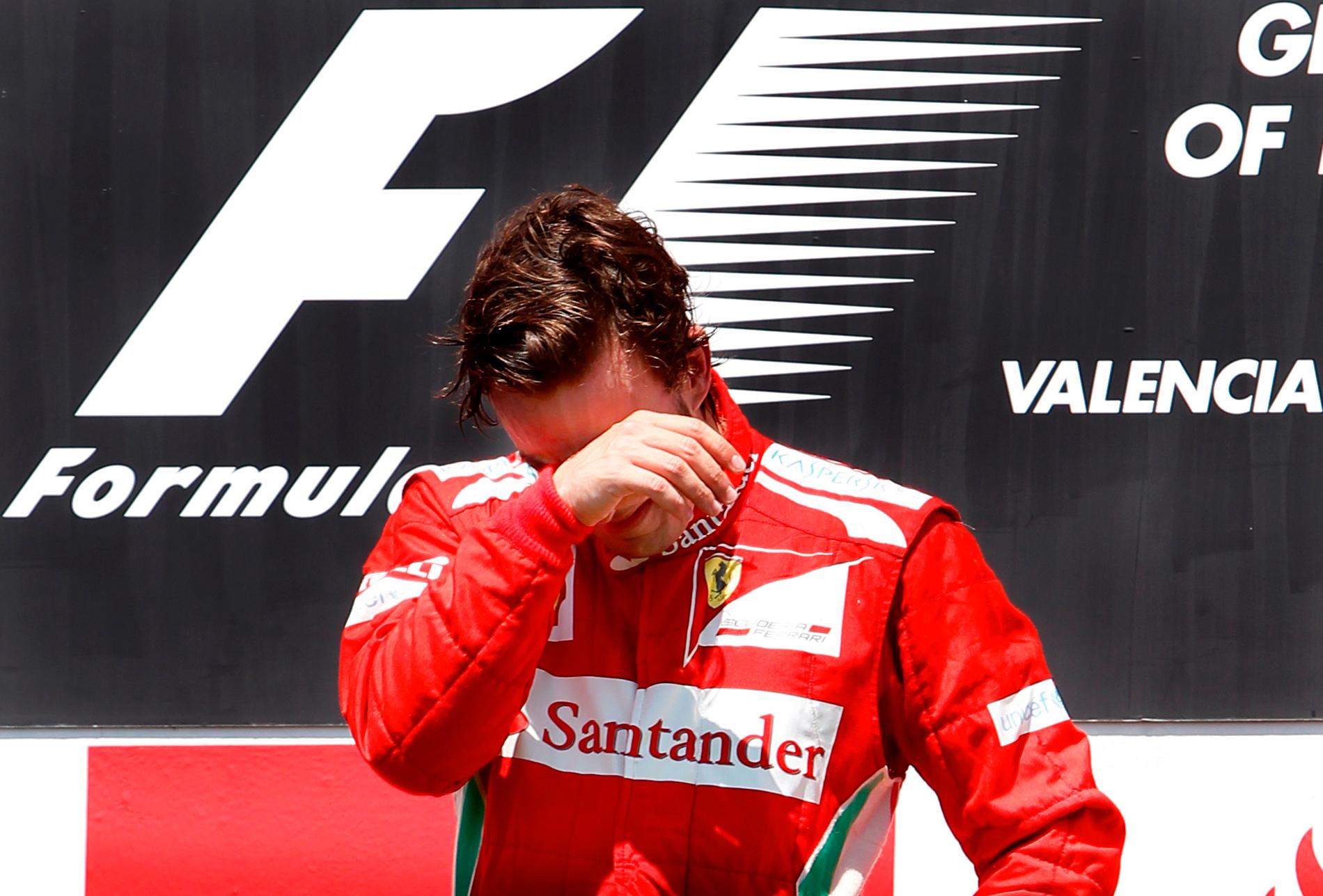Fernando Alonso i tårar efter segern i Valencia 2012.