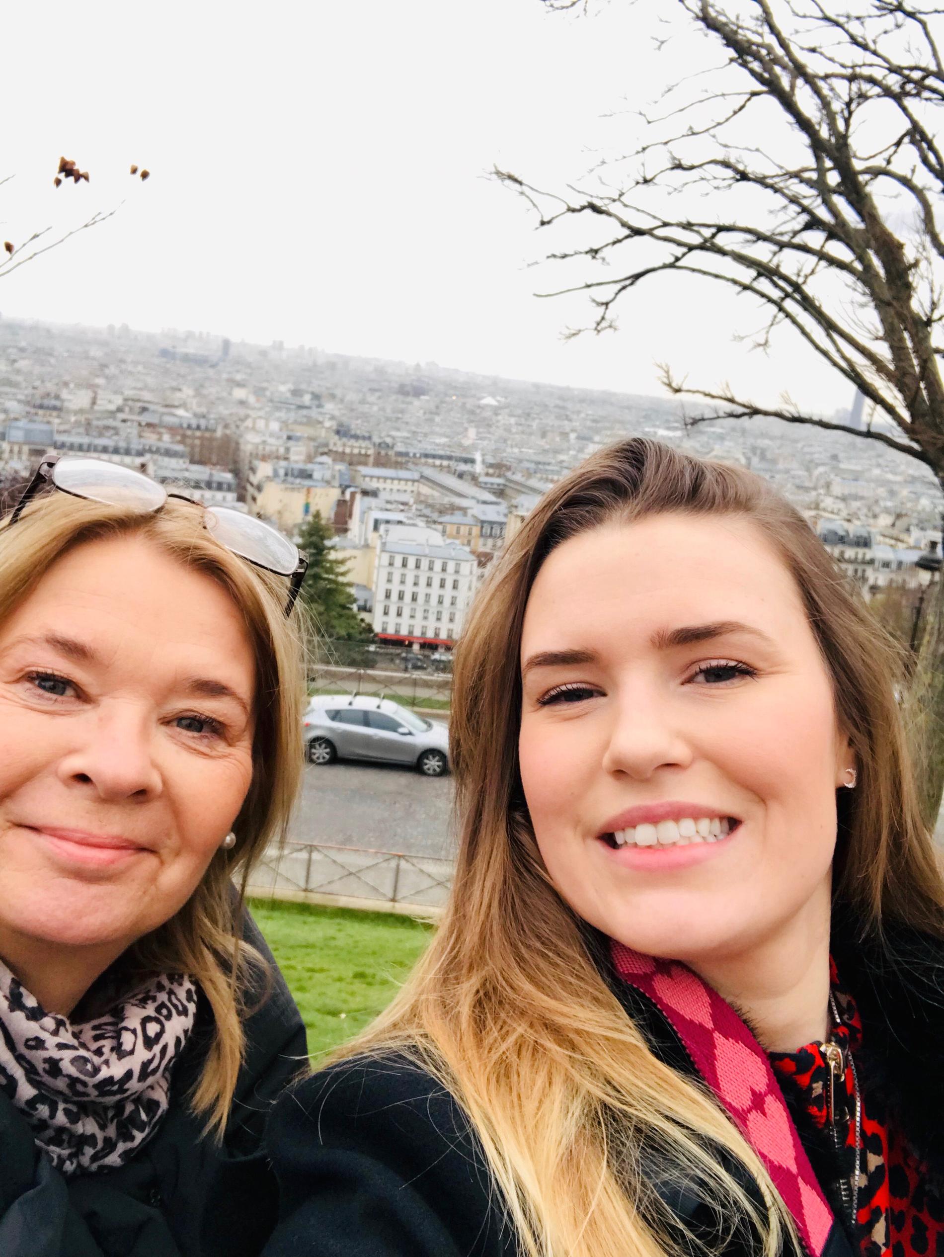 Caroline och hennes mamma Anna-Lema är på semester i Paris och bor bara 100 meter från platsen där explosionen inträffade.