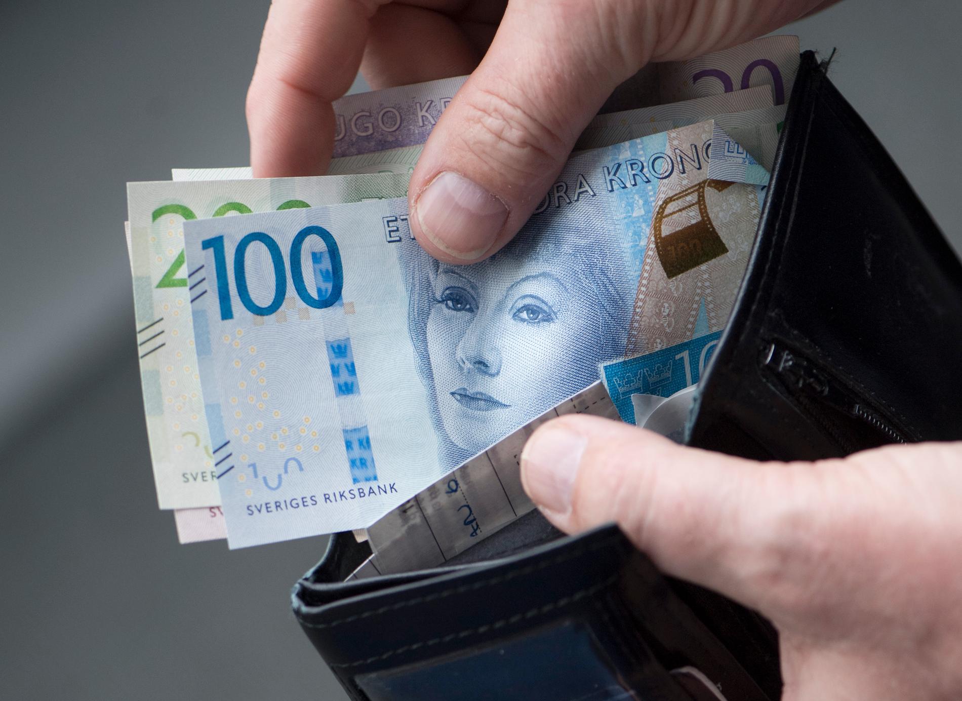 För svensk del väntas en BNP-minskning på minus 0,1 procent, enligt IMF:s ekonomer.