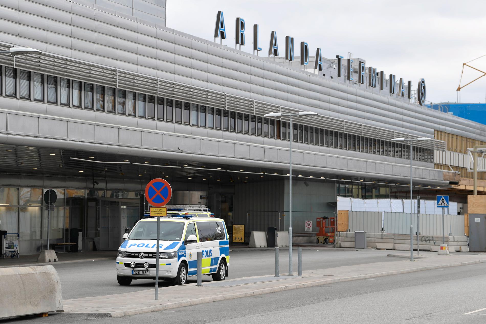 Polis utanför terminal 5 på Arlanda flygplats. Bilden är från ett tidigare tillfälle.