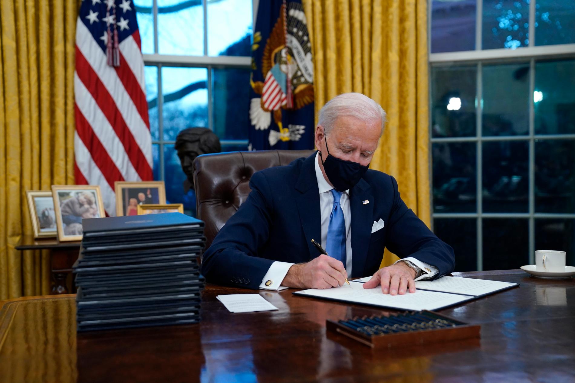 Joe Biden undertecknar sitt första presidentdekret den 20 januari.