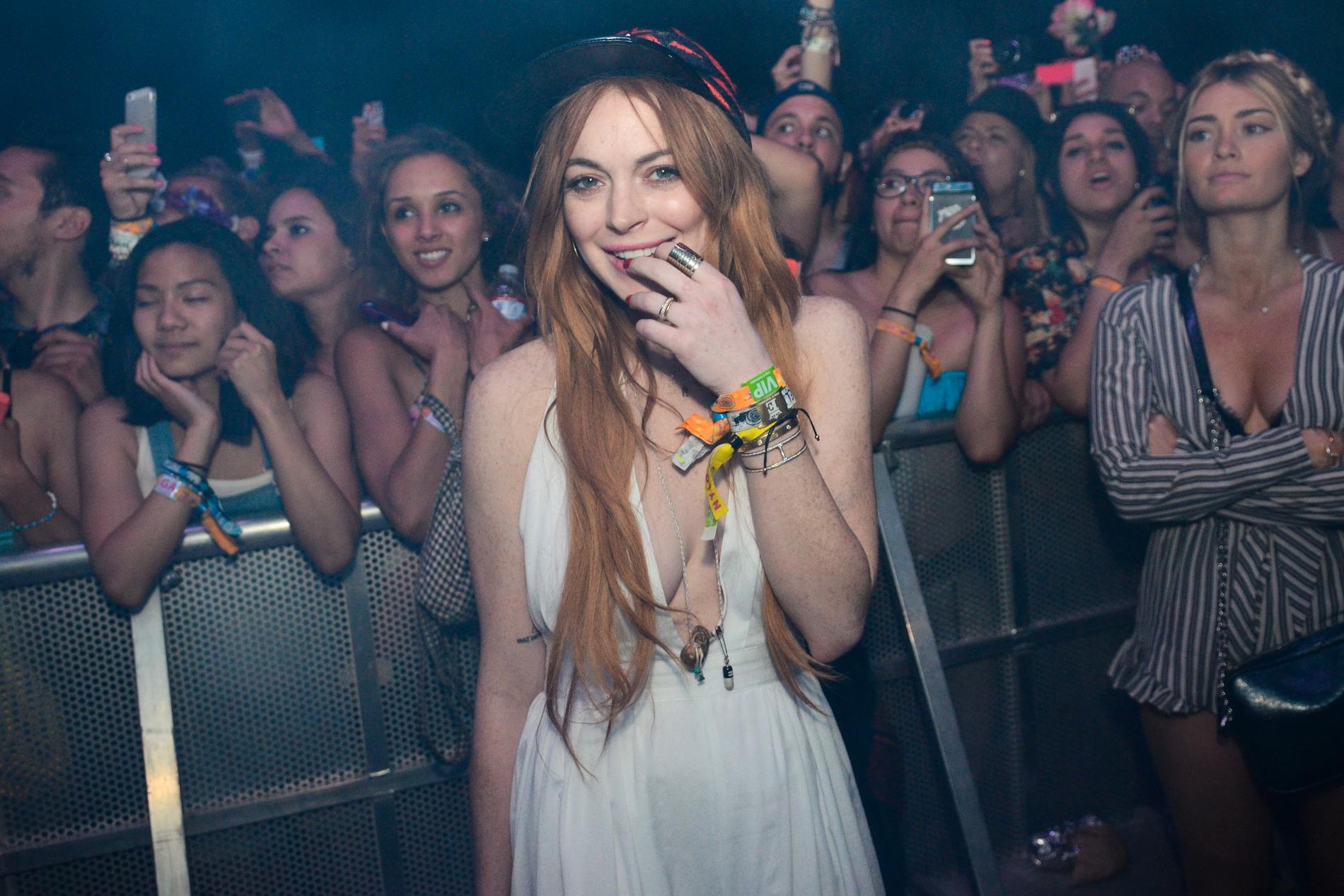 Lindsay Lohan Vad vore en festival utan Lindsay Lohan? I vit maxiklänning spanade hon in Lana på scen. FOTO: AP