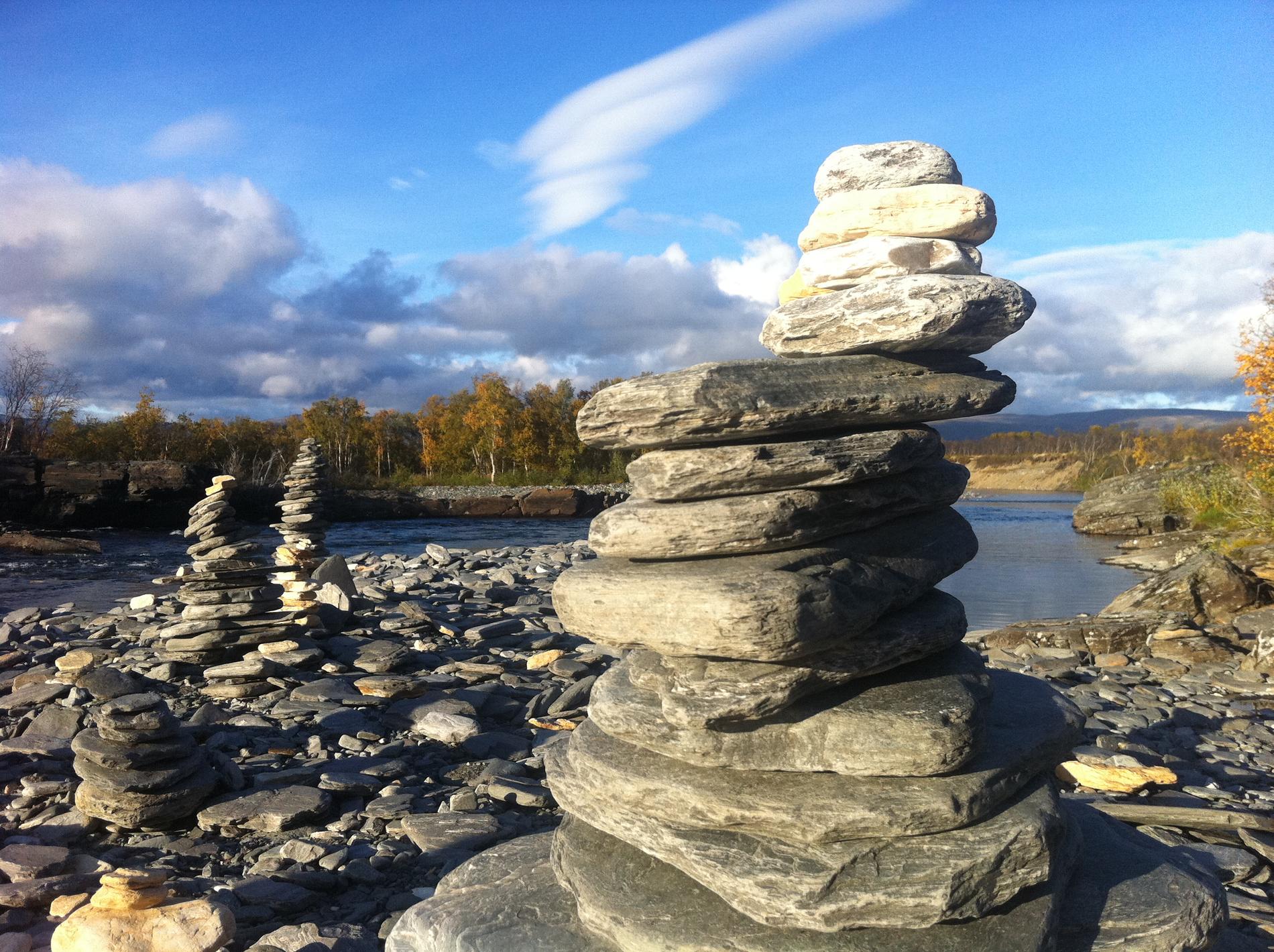 Stenar lagda på hög i Abisko. Stenhögar på Fårös och Gotlands stränder är däremot inte lika uppskattade. Arkivbild.