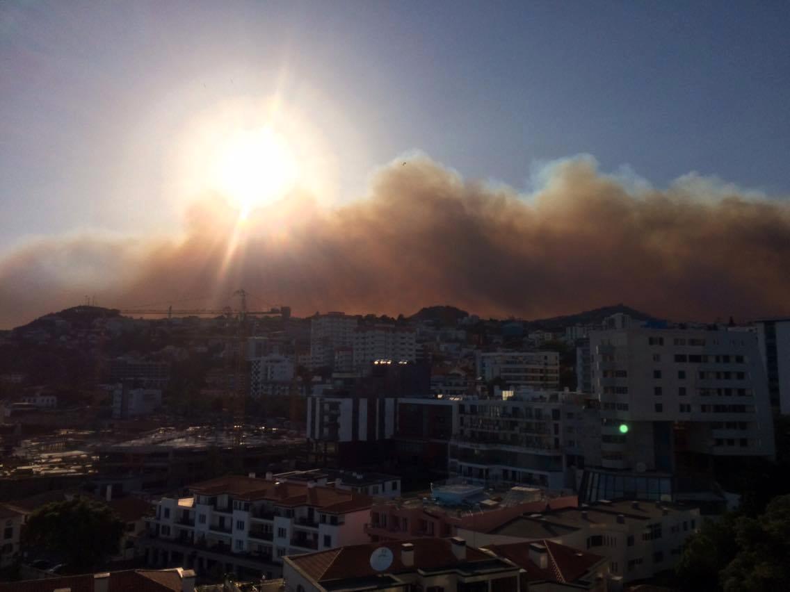 Brandröken syns tydligt i Funchal.