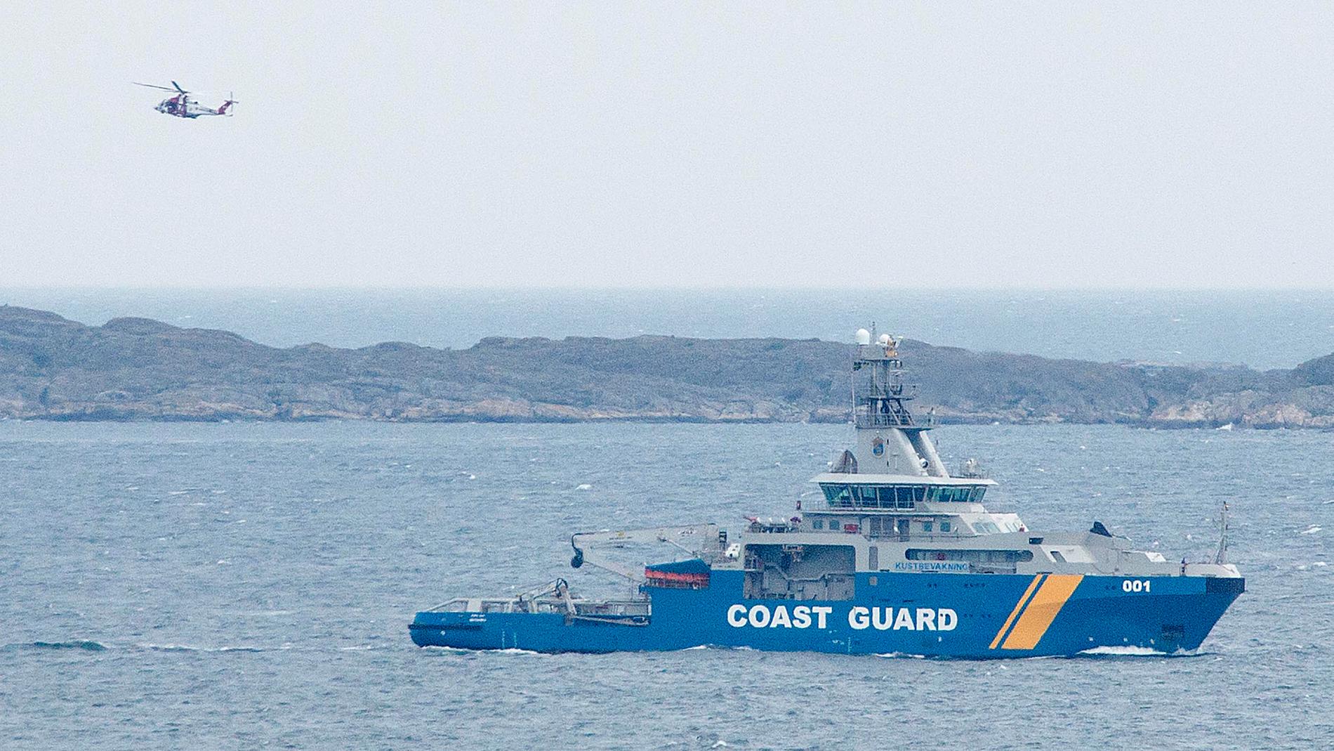 Kustbevakningen på plats i Åstol med helikopter för att söka av området ifall en person skulle ha fallit ur den upphittade fiskebåten.
