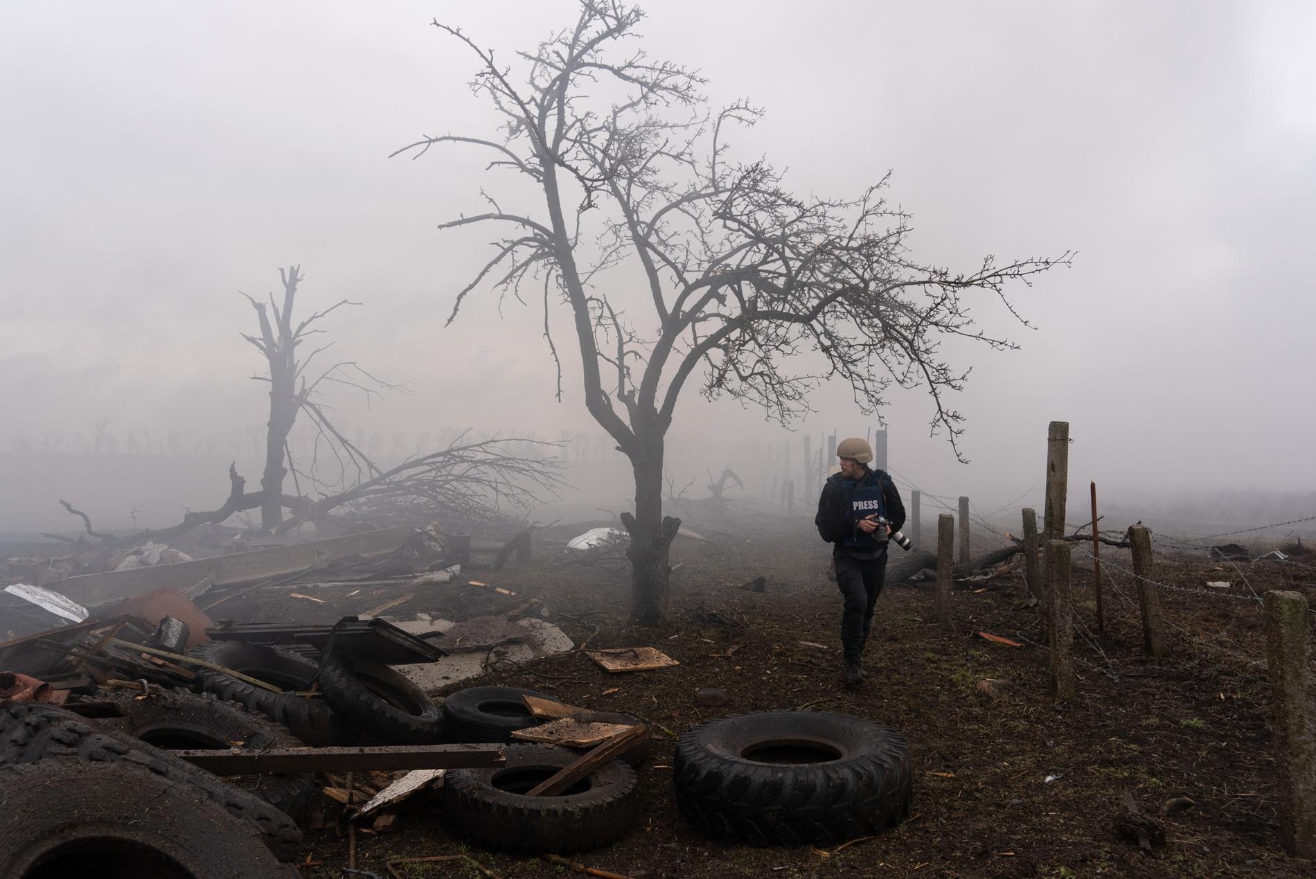 Fotografen Evgeniy Maloletka på platsen för en rysk attack, den 24 feburari 2022. Bild från filmen “20 Days in Mariupol.”