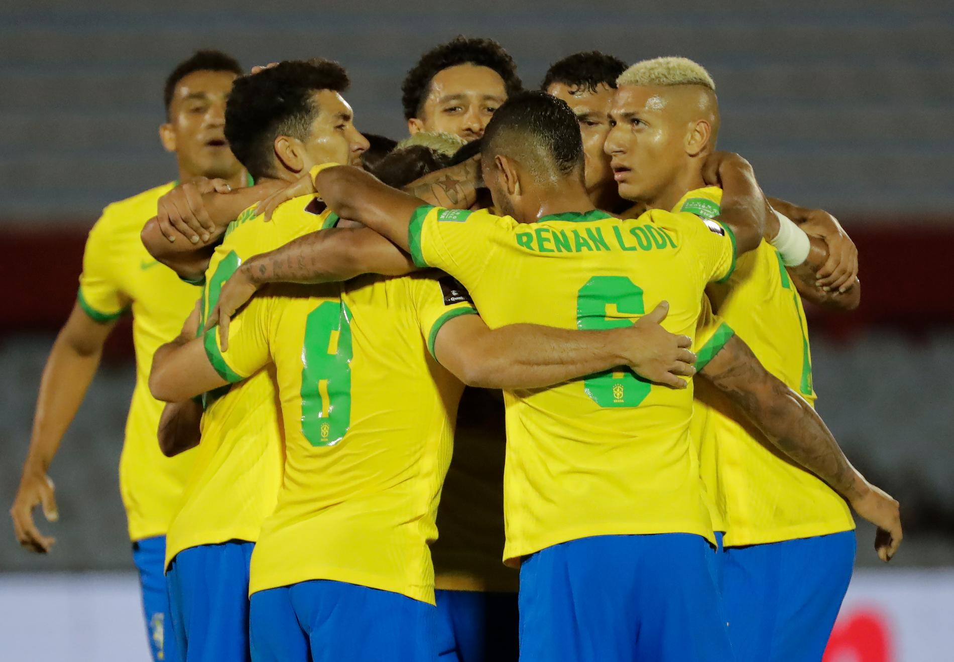Brasilianskt kramkalas efter Arthurs 1–0 mot Uruguay.