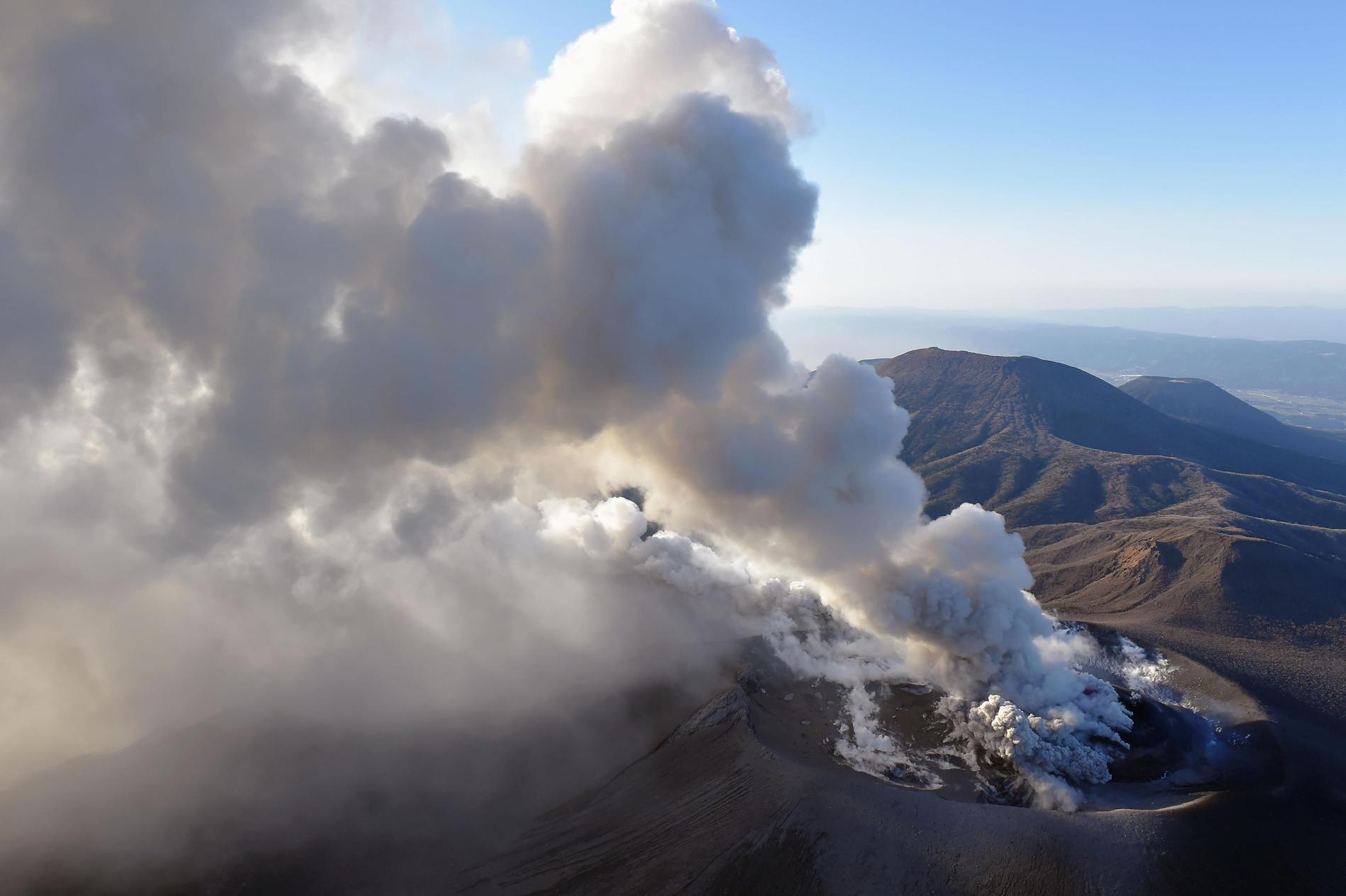 Vulkanen Shinmoedake, drygt 200 kilometer från den nu aktuella vulkanen Kuchinoerabujima, fick ett utbrott i mars 2018.