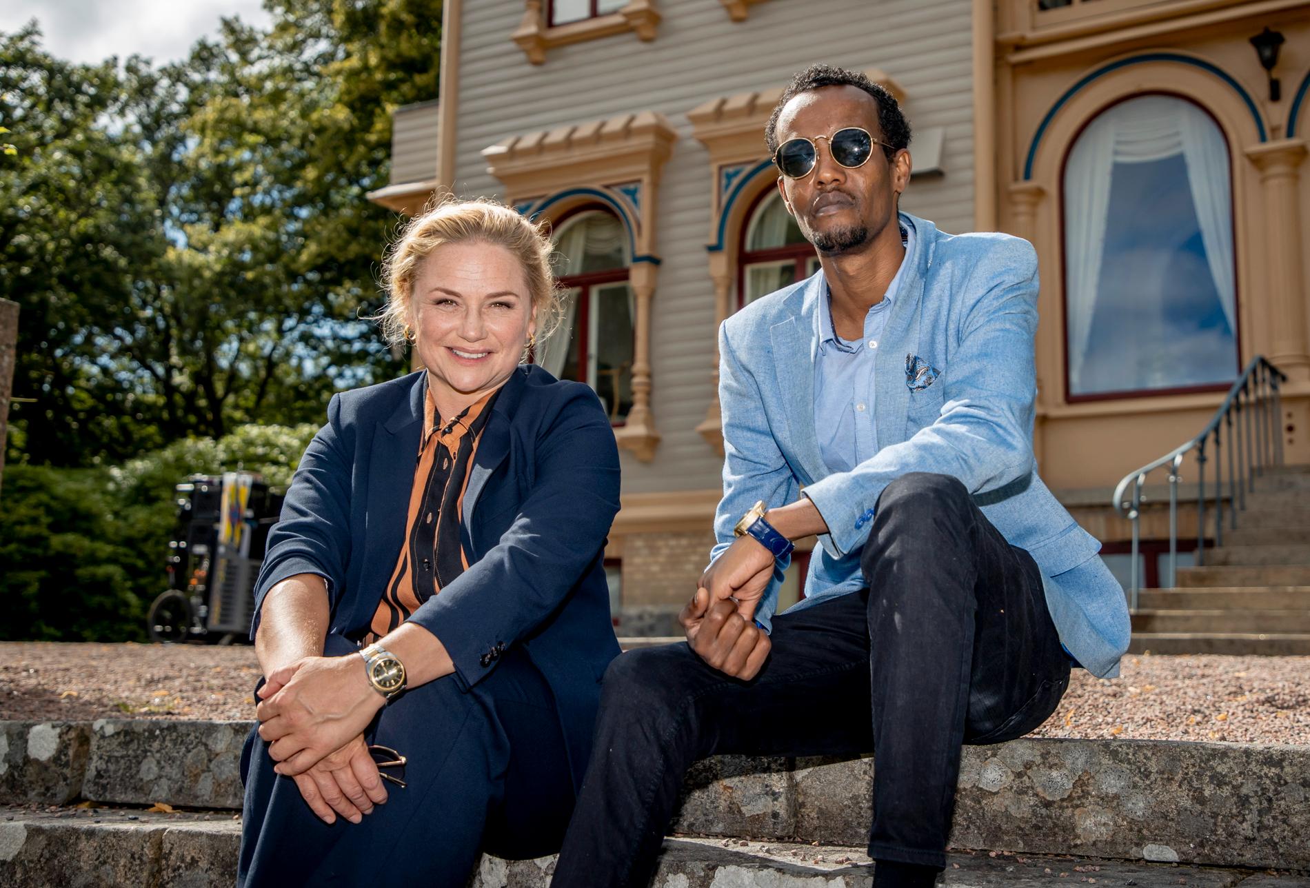 Skådespelarna Malin Levanon, som spelar den före detta åklagaren Tilda Renström, och Nasir Dhagole, som spelar den somaliske flyktingen Ibrahiin.