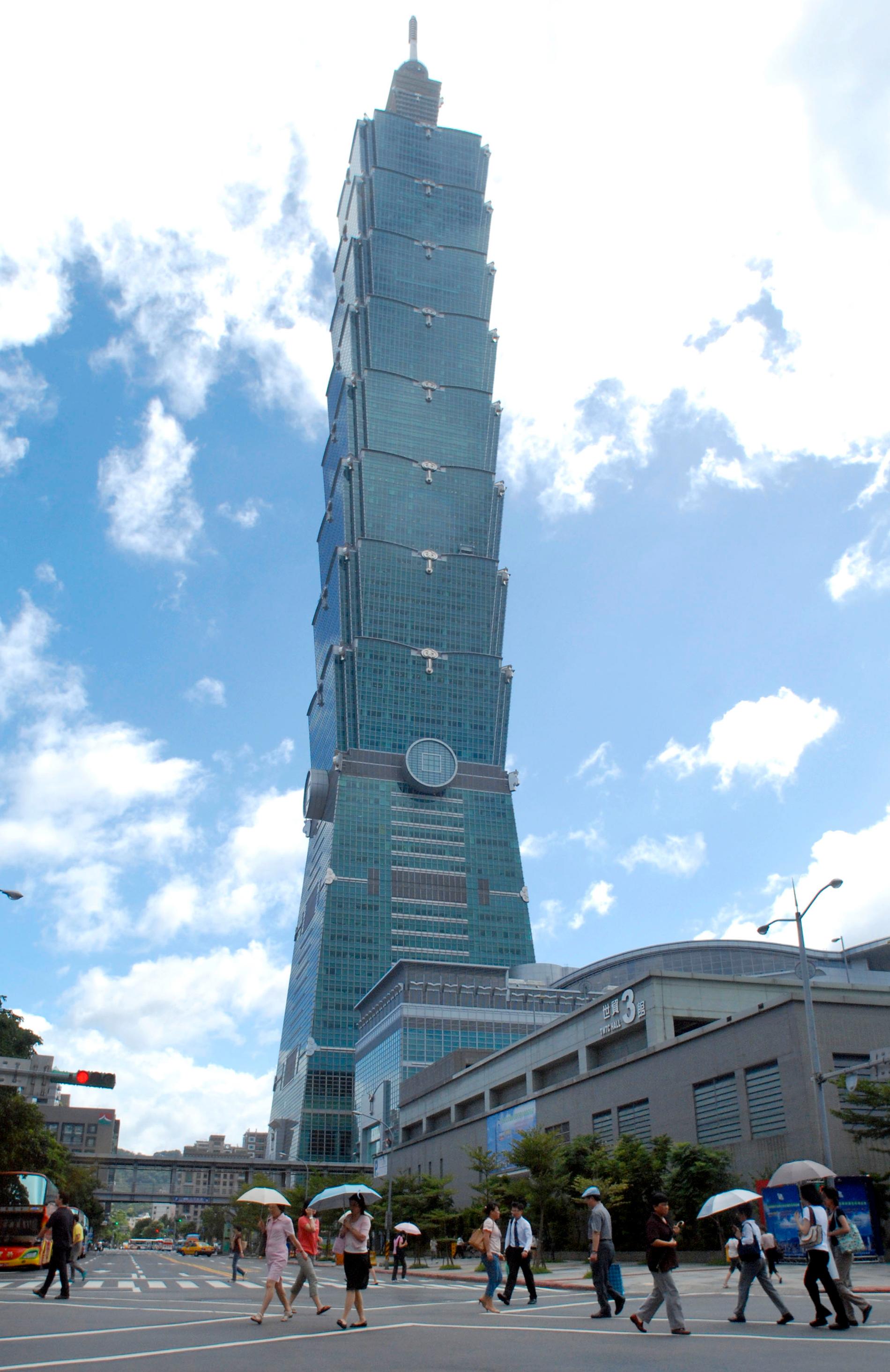 16. TAIPEI 101, TAIPEI, TAIWAN Första skrapan som nådde över en halv kilometer upp i luften, var världens högsta byggnad 2004-2009. Hissarna torde fortfarande vara världens snabbaste, de gör över 60 km/tim och uppfarten från femte våningen till toppen tar bara 37 sekunder. Inne i byggnadens topp hänger en stor kula i kedjor som ska dämpa rörelser i konstruktionen. Höjd: 508 meter. Klar: 2004. Byggkostnad: 12,6 miljarder kronor. Kolla här vad det kostar att resa till Taiwan.