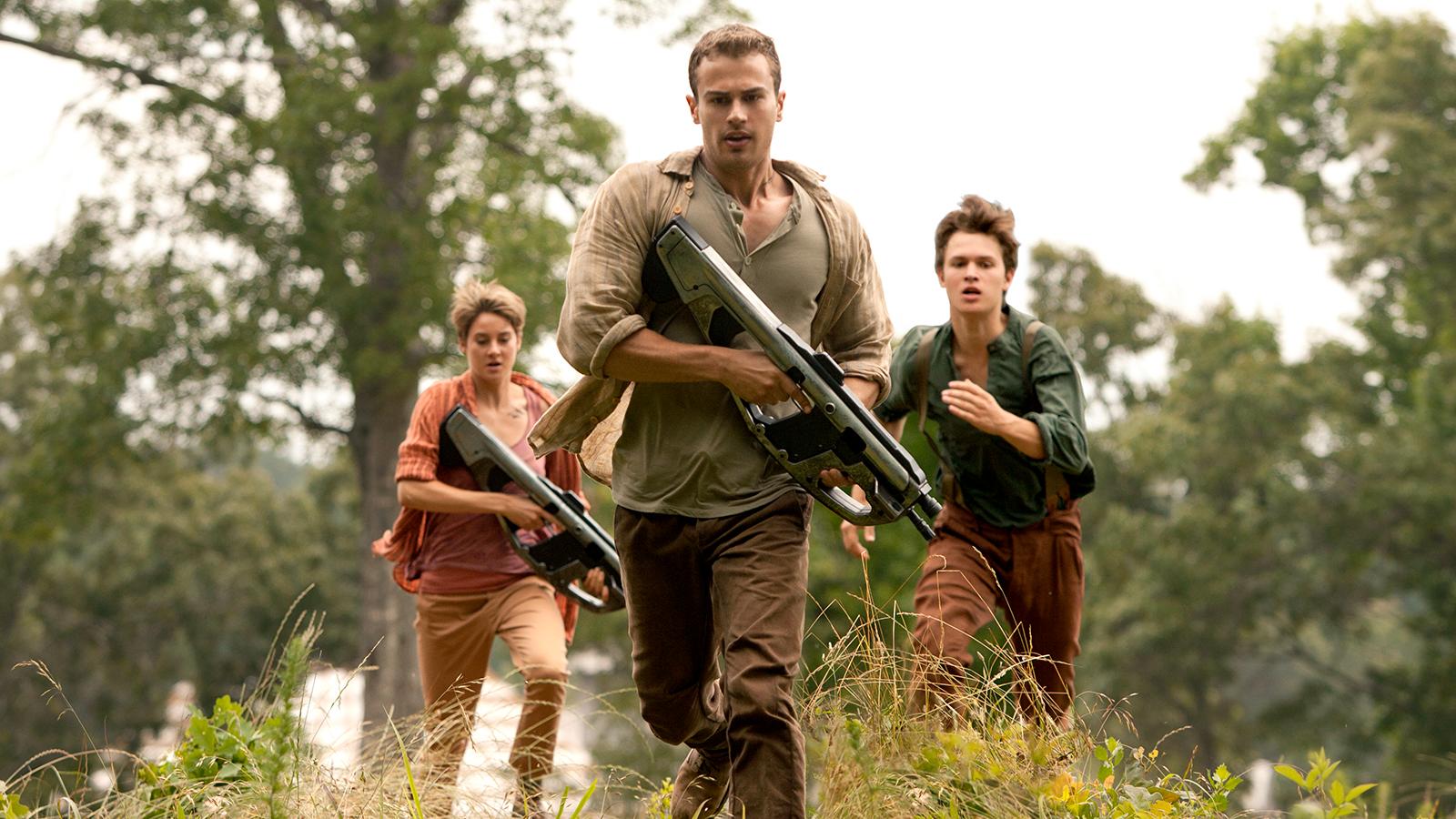 Shailene Woodley, Theo James och Ansel Elgort i "The Divergent Series: Insurgent”.