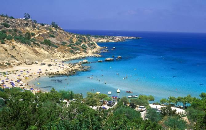 KONNOS BAY, CYPERN Mindre sandstrand i vacker turkos vik cirka fyra kilometer öster om Ayia Napa, skyddad av klippor. Ett lunchkafé ligger en bit ovanför med strålande utsikt. Stranden har sällan höga vågor och passar utmärkt för barnfamiljer. Boka din resa till Cypern här!