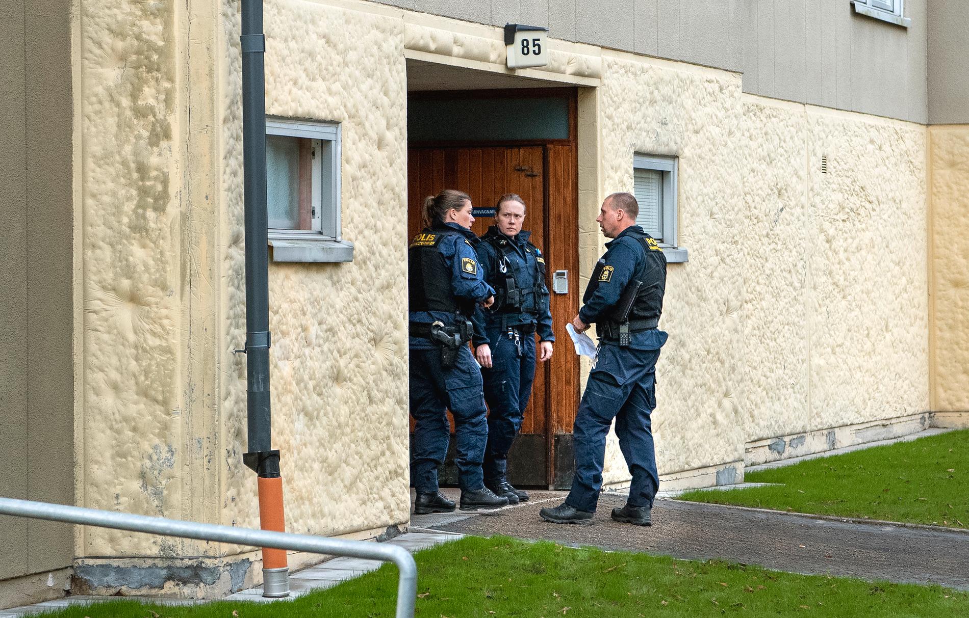 En kvinna i 70-årsåldern misstänks ha hållit sin son inspärrad i en lägenhet i Haninge kommun, där polisen nu undersöker brottsplatsen.