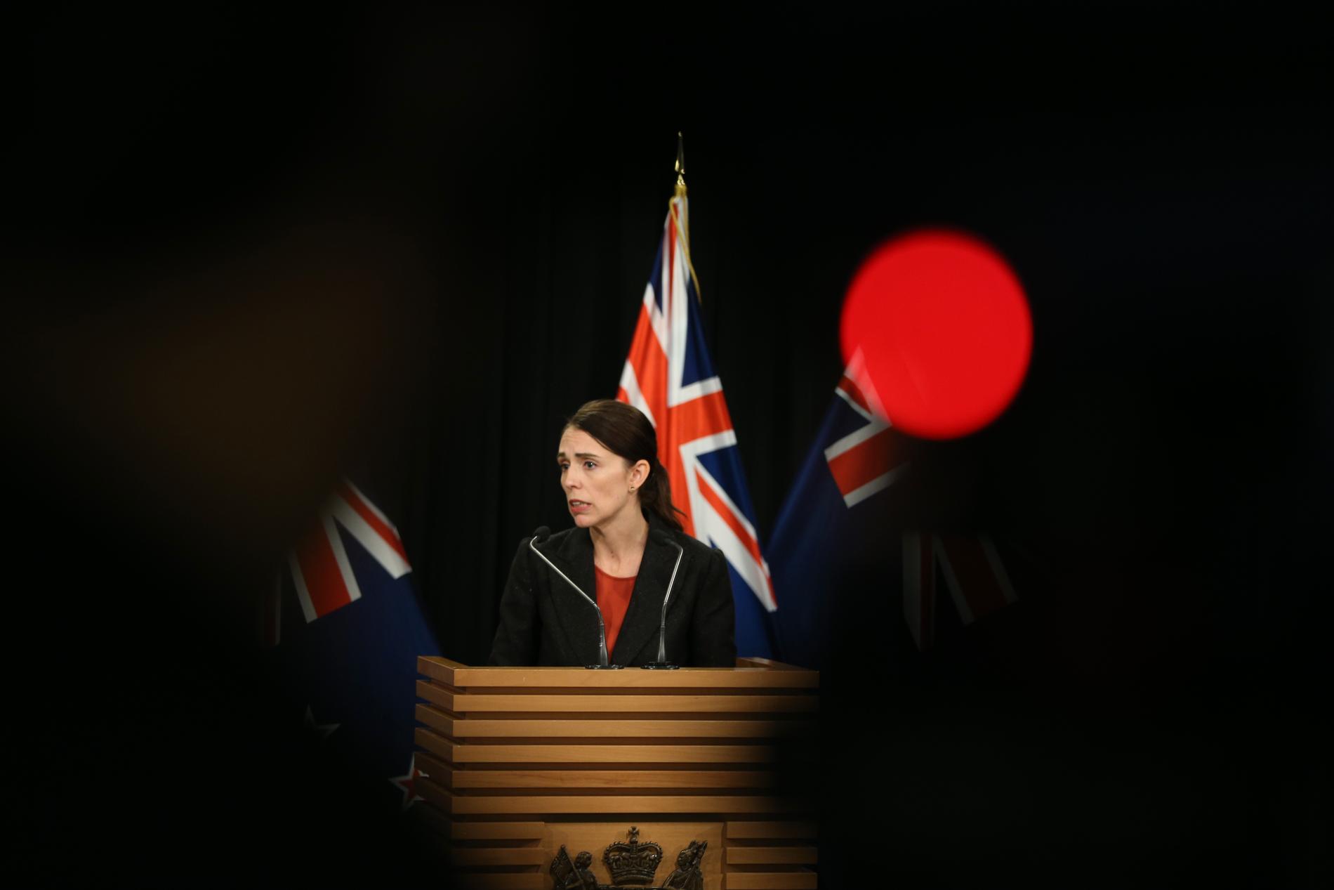 Nya Zeelands premiärminister Jacinda Ardern talar vid en pressträff på parlamentet i Wellington.