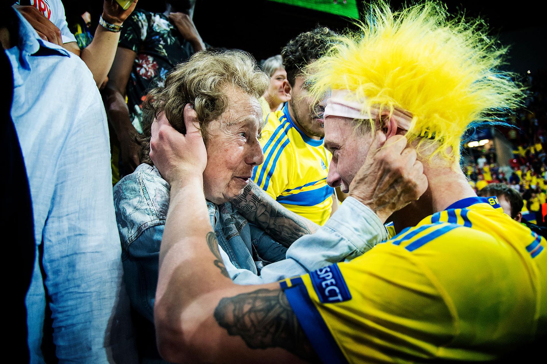 Omedelbart efter att det svenska U21-landslaget säkrat det historiska EM-guldet i somras rusade John Guidetti ut till sidlinjen för att fira tillsammans med Stella Tjajkowski, 92.