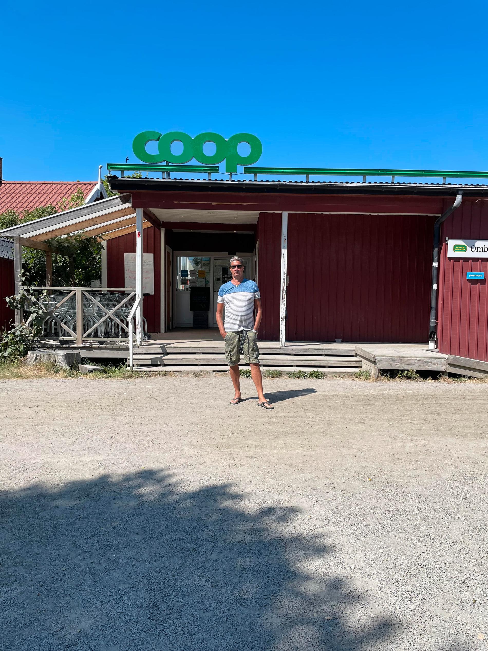 Tomas Strömbeck utanför ena Coop-butiken på ön Möja i Stockholms skärgård.