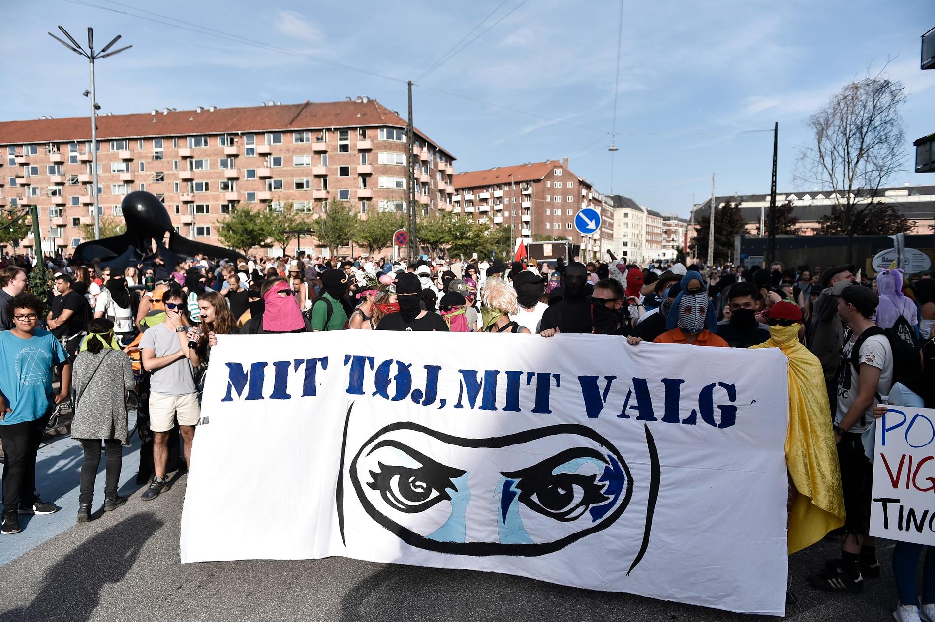Demonstranter i Köpenhamn protesterar mot en ny lag som förbjuder ansiktstäckande klädsel på offentlig plats.