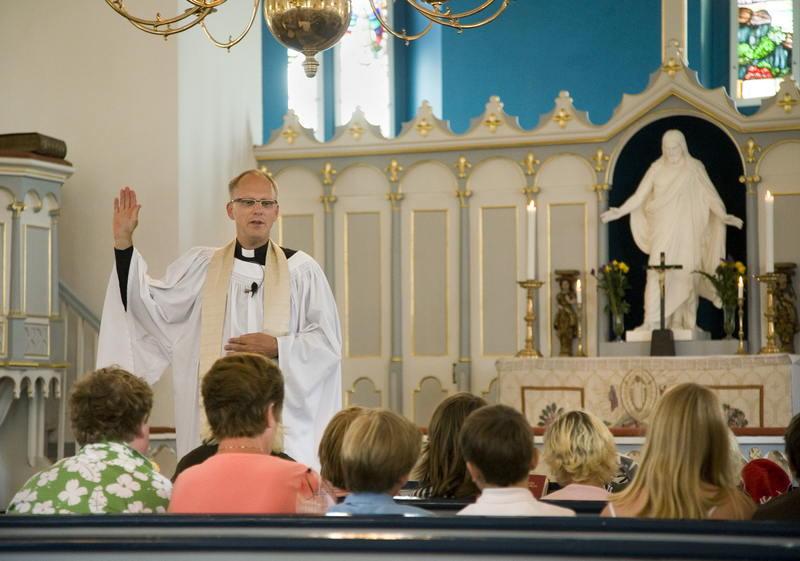 FRITT FRAM FÖR JESUS Prästen Åke Appelgren välsignar eleverna på Lövestads Montessoriskola vid klassens skolavslutning i Löve­stads kyrka 2006.