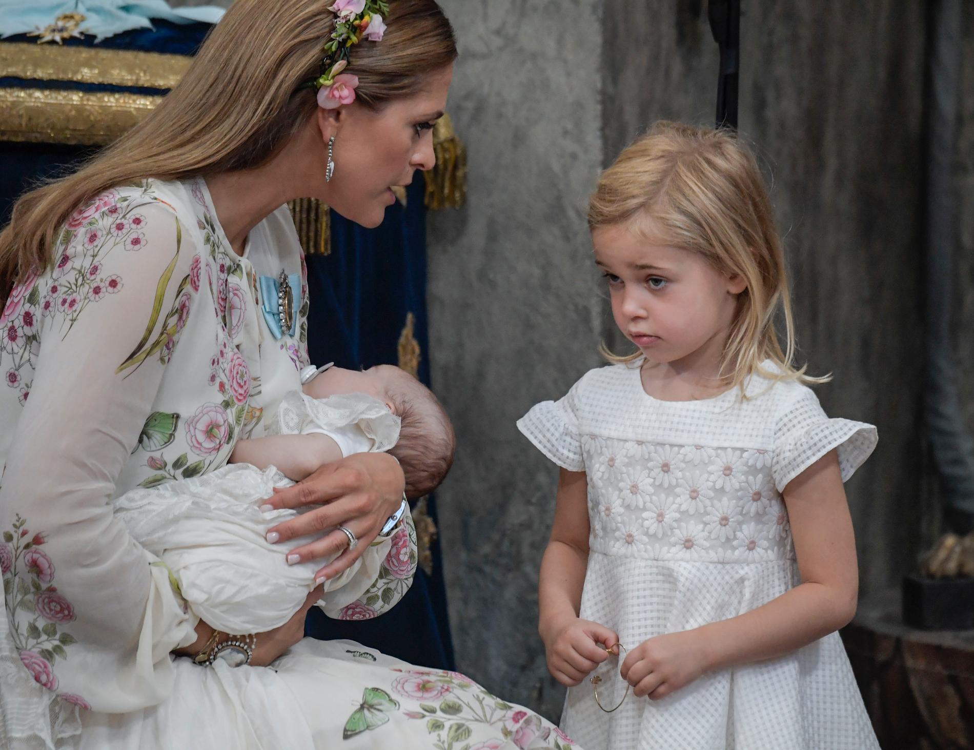 Prinsessan Madeleine med prinsessan Adrienne och storasyster Leonore i Drottningholms slottskyrka på Adriennes dop förra sommaren.