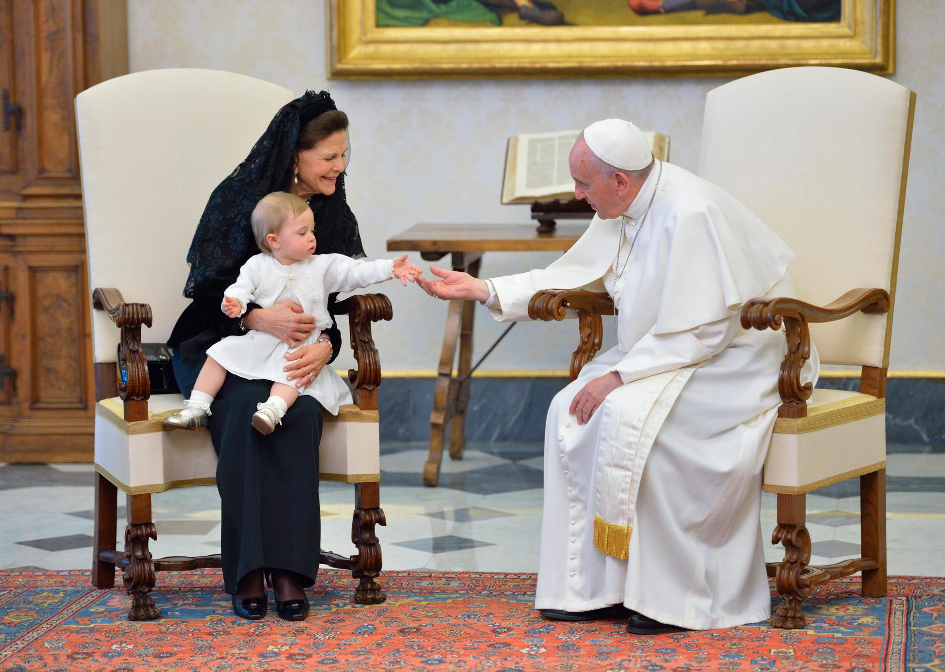 Drottning Silvia och prinsessan Leonore träffade påven Franciskus i Vatikanen 2015. 