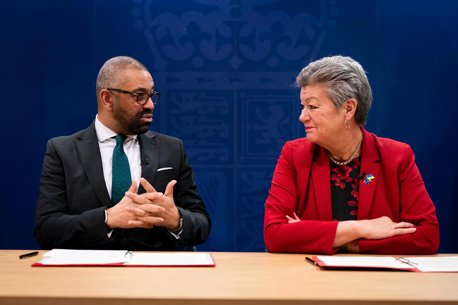 Storbritanniens inrikesminister James Cleverly och EU-kommissionären Ylva Johansson vid undertecknandet av en migrantuppgörelse.