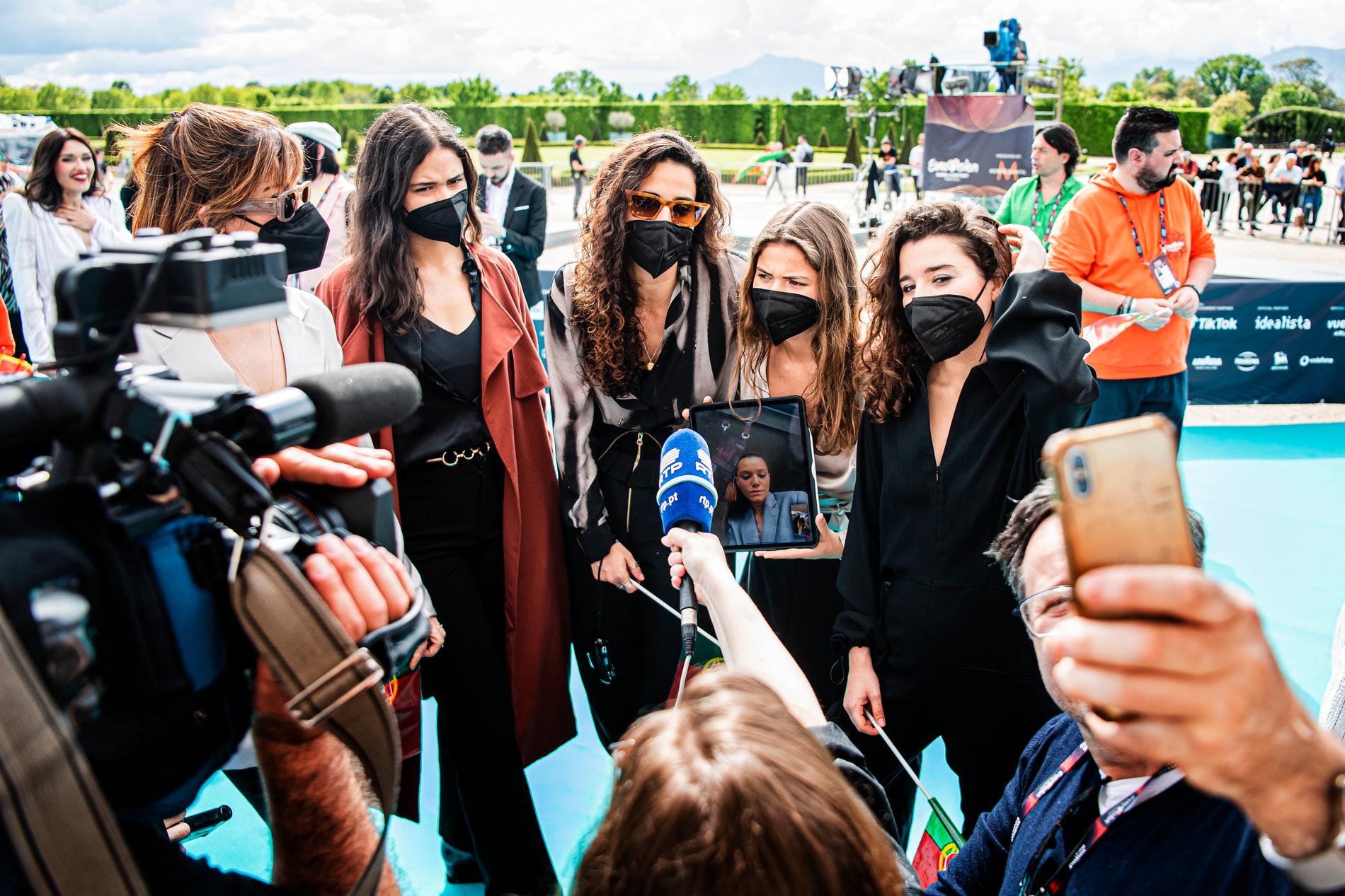 Portugals delegation bar munskydd under Eurovisions invigning, och lät sin isolerade körsångerska följa med via länk.