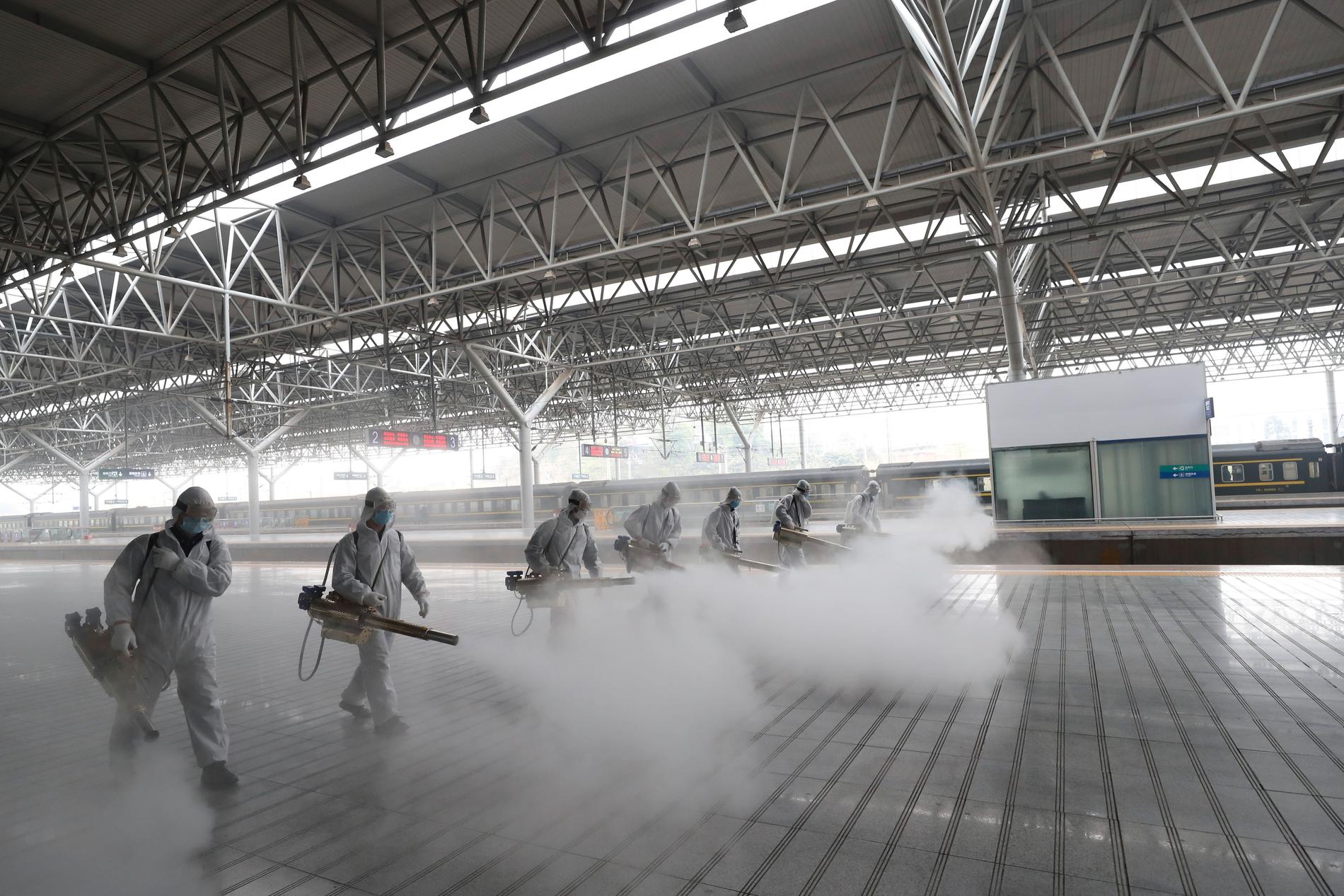 Desinficering av järnvägsstationen Yichang Östra i Hubei, inför återupptagandet av tågtrafiken.