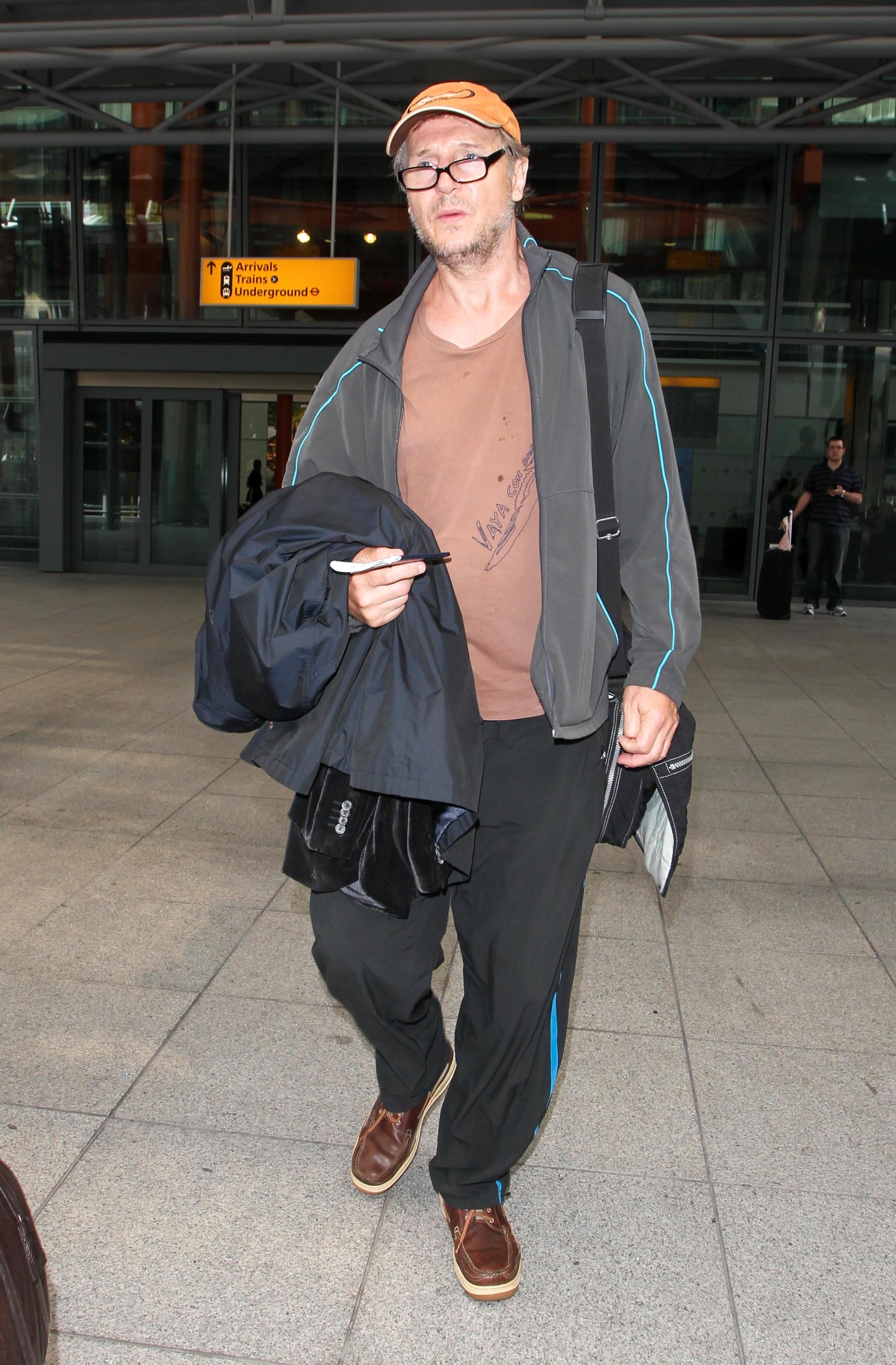 Liam Neeson såg avslappnad ut när han klev av planet på Heathrow Airport i London.