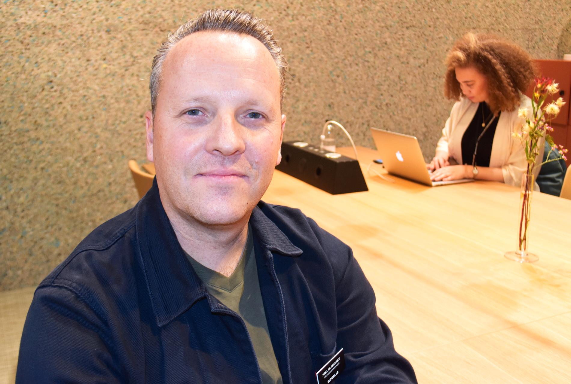 Niklas Madsen, industridesigner som grundat Superlab i Helsingborg, håller tillsamman med bland andra möbeltillverkaren Edsbyn på att ta reda på hur framtidens arbetsplats ser ut.