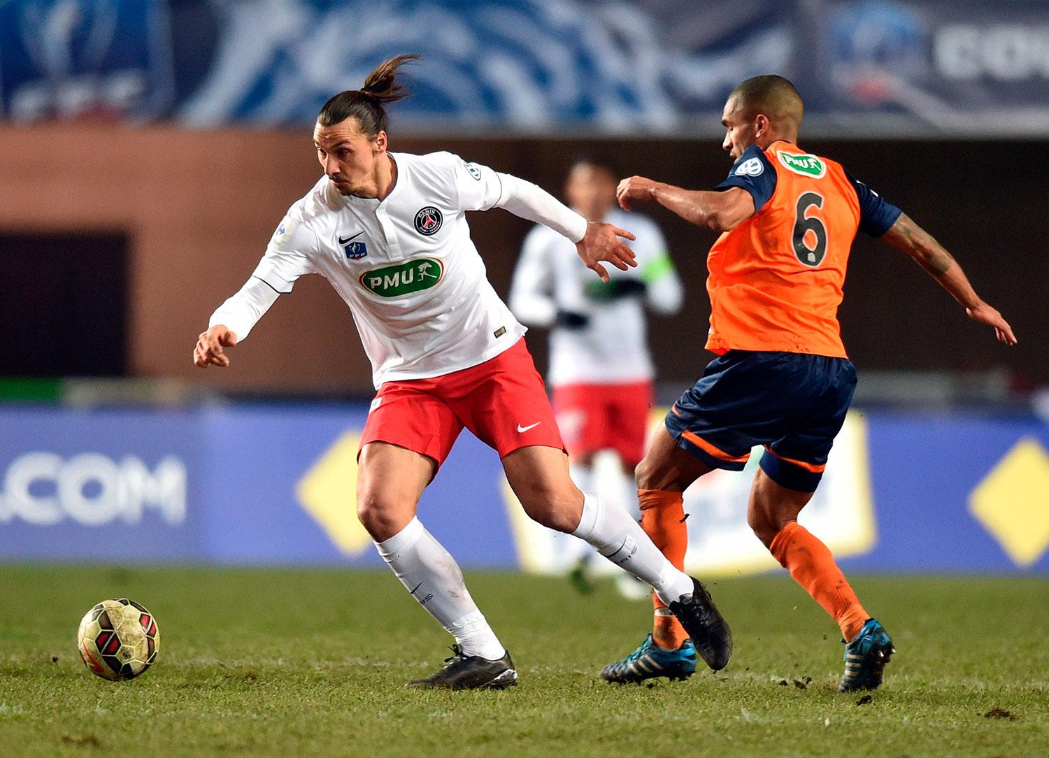 Zlatan Ibrahimovic och Montpelliers brasse Hilton i duell.