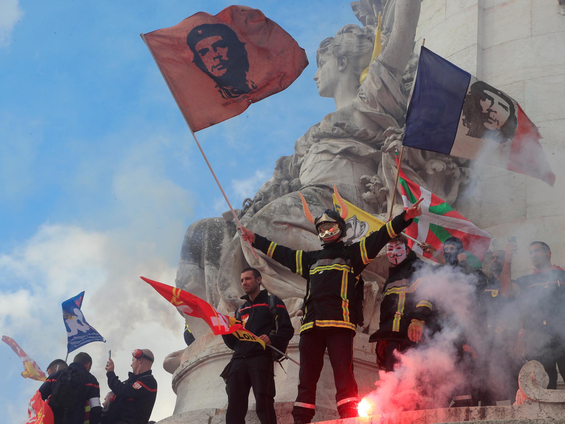 Brandmän i tisdagens protest i Paris.