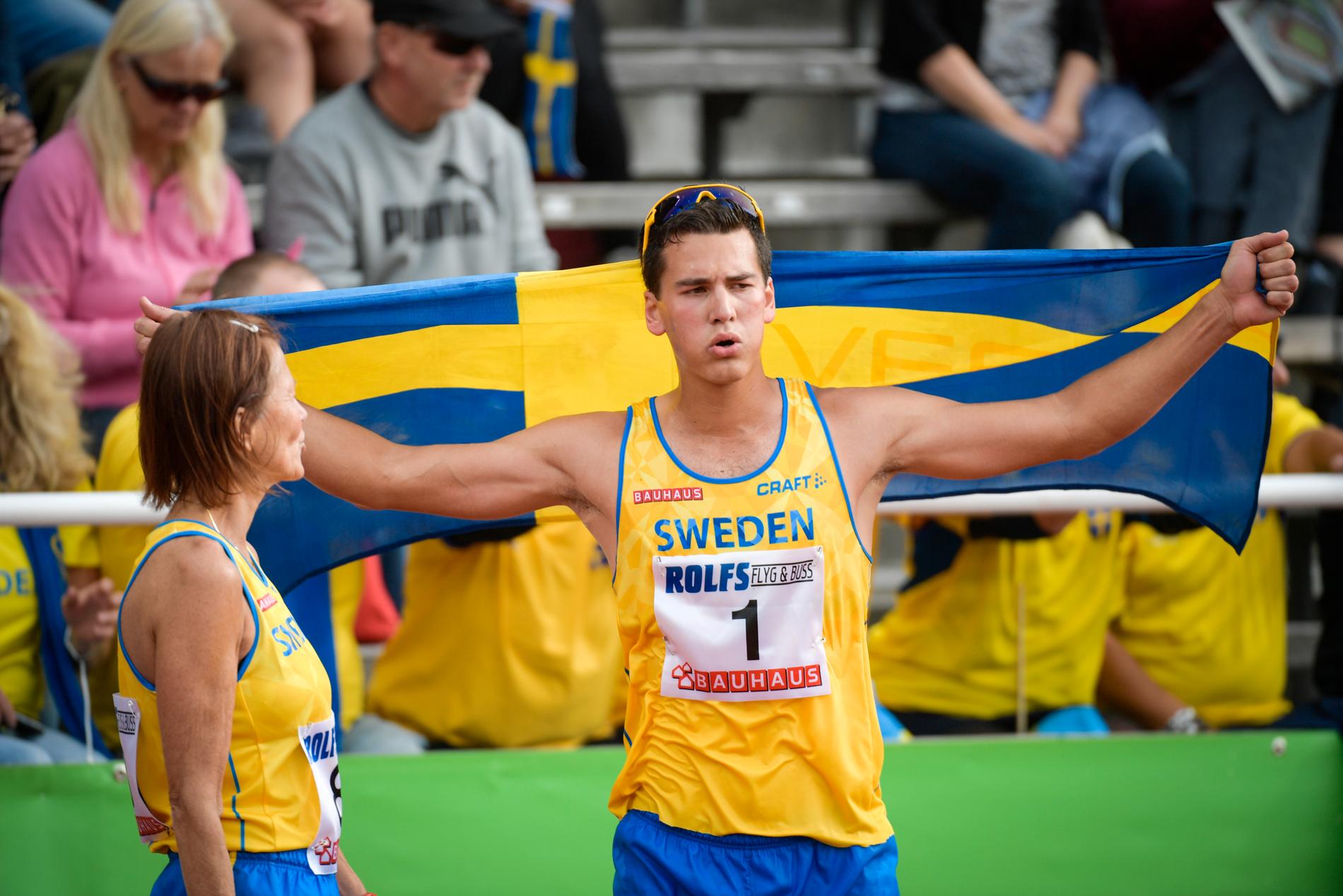 Perseus Karlström gratuleras av mamma Siv som även hon slog rekord.