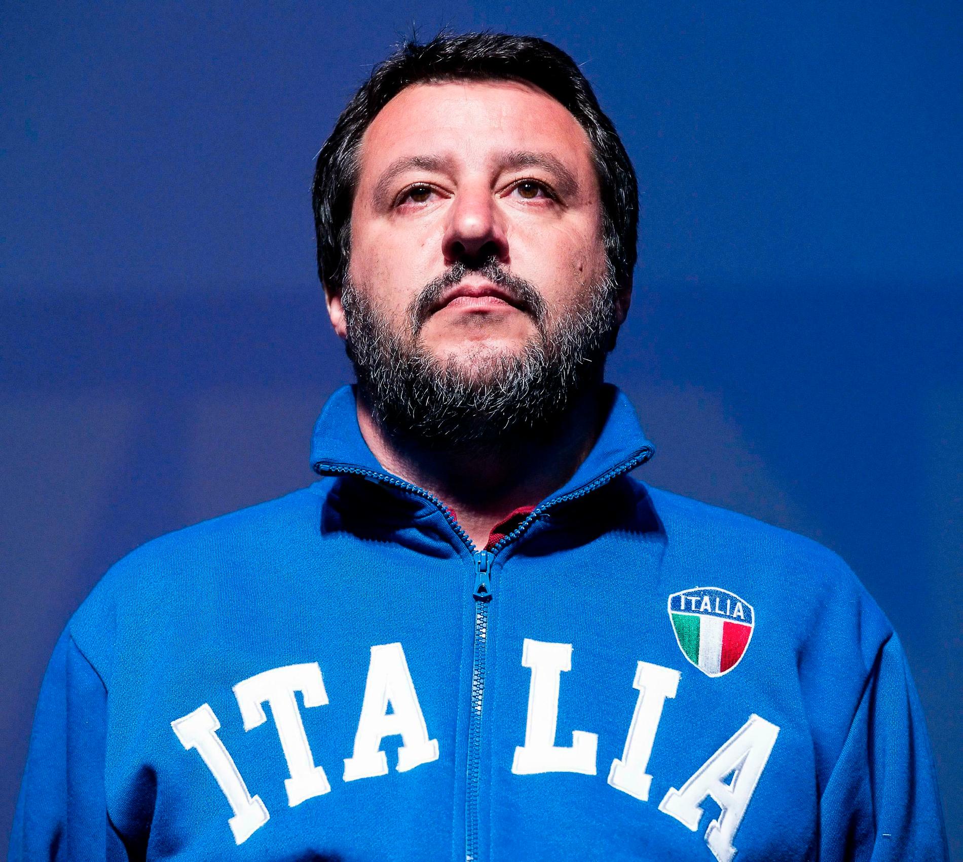 Partiledaren och inrikesminister Matteo Salvini klär sig folkligt snarare än i kostym och slips, hånar intellektuella och driver en kampanj mot flyktingar. På bara ett par år har han lyckats öka stödet för Lega från fyra procent till vad som väntas bli över trettio procent.