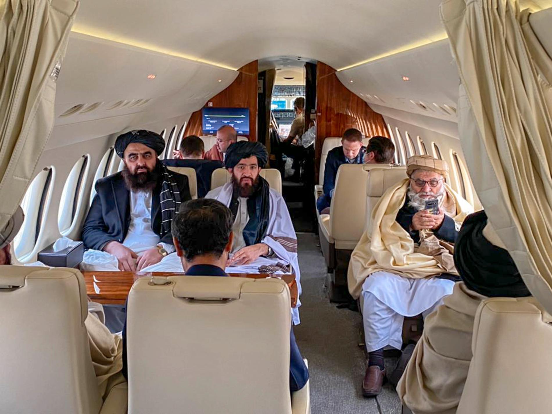Talibanerna fick åka chartrat privatplan till Oslo.