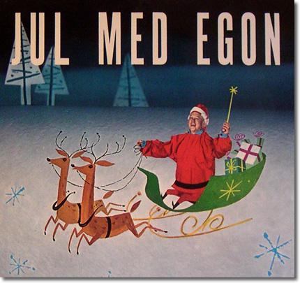 Jul med Egon Egons kroppsbyggnad och släde har förbryllat julskivsälskarna i åratal. Vi ser alltså här tomtefar med världens längsta överkropp, pyttesmå fötter och lite för korta ärmar. Dessutom är släden konstigt byggd och renarna små. Egons julskiva kommer för alltid att förbrylla oss