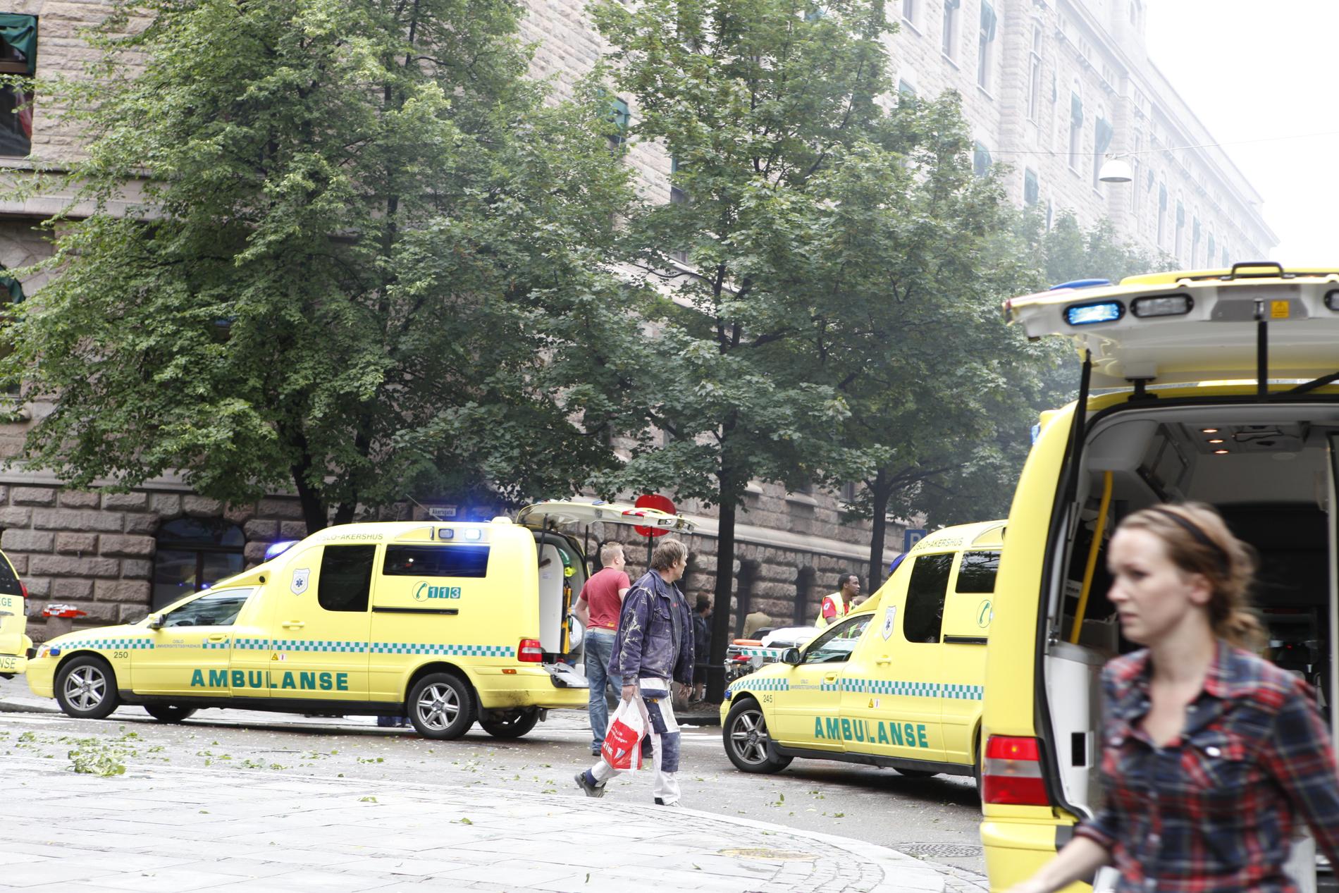 Ambulanser på rad för att ta hand om de skadade.