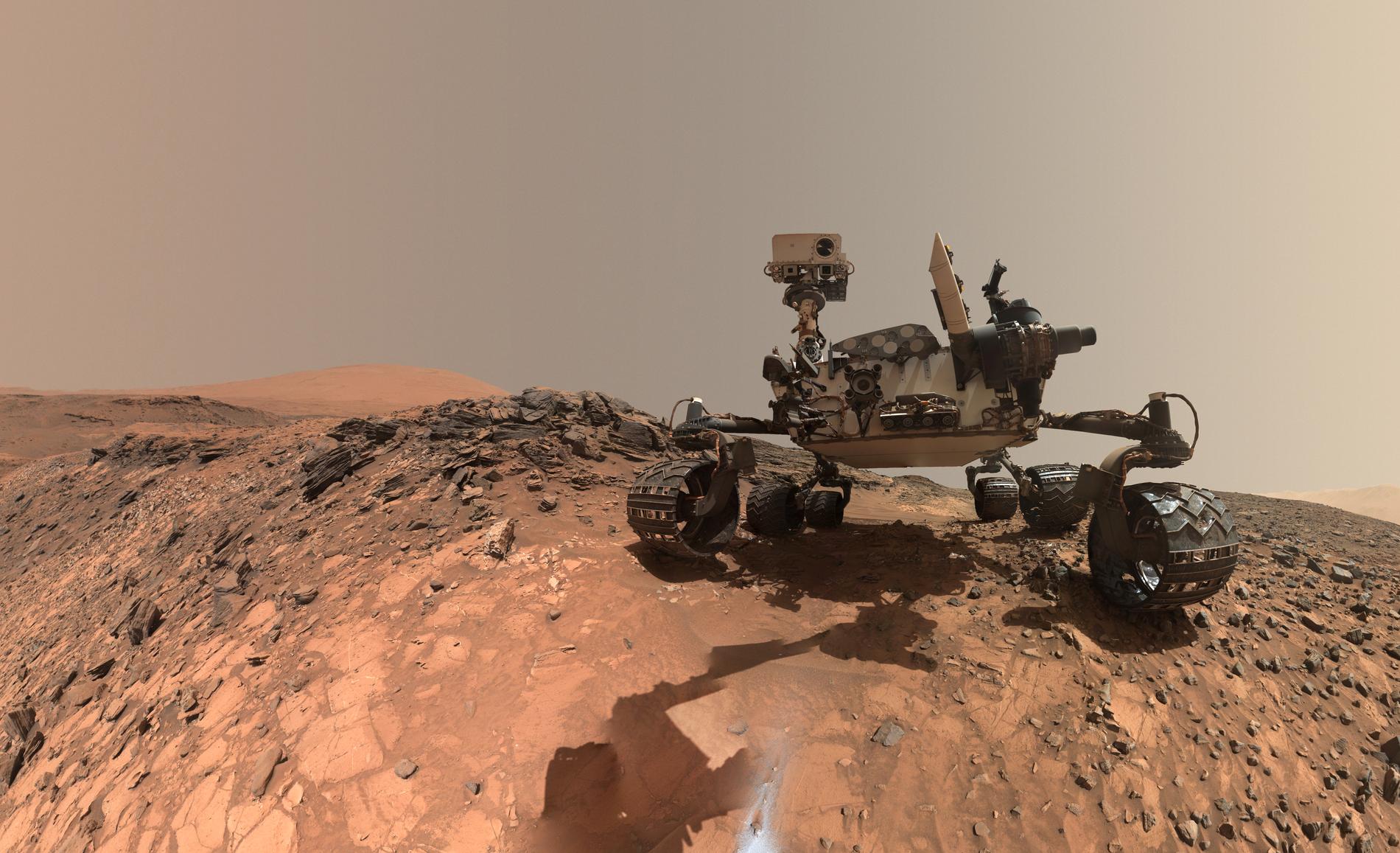 Marsroboten Curiosity rullar runt på Mars sedan augusti 2012 och skickar då och då selfies till jorden. De är tagna med hjälp av robotens arm, som sedan har retuscherats bort från bilden.