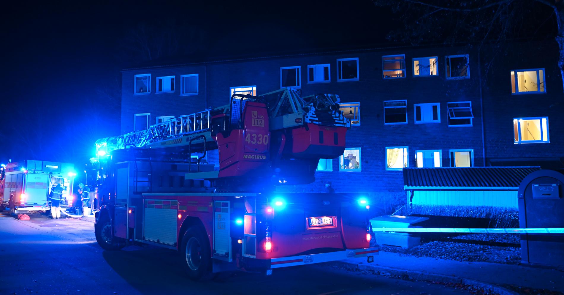 Brandkåren på plats efter en lägenhetsbrand i Gustavsberg i Stockholm.
