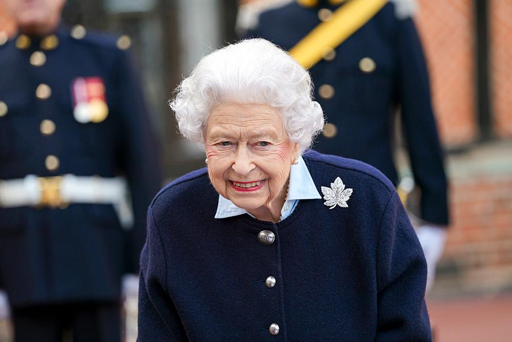 Drottning Elizabeth är 95 år gammal och ställer in jullunchen med familjen för att skydda sig mot den ökande smittan av coronaviruset. 