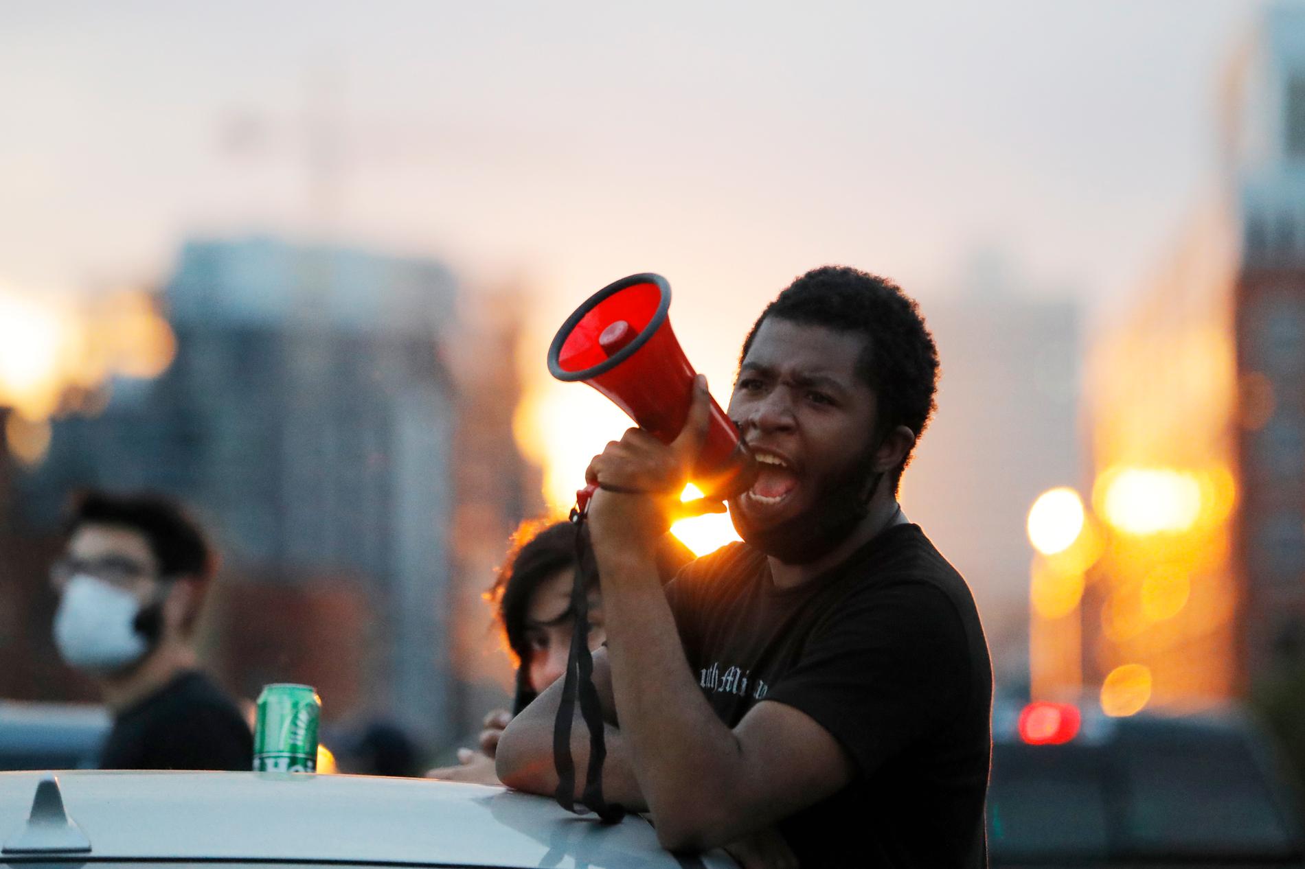 En demonstrant skanderar vid en protest mot polisvåld i Minneapolis härom dagen.