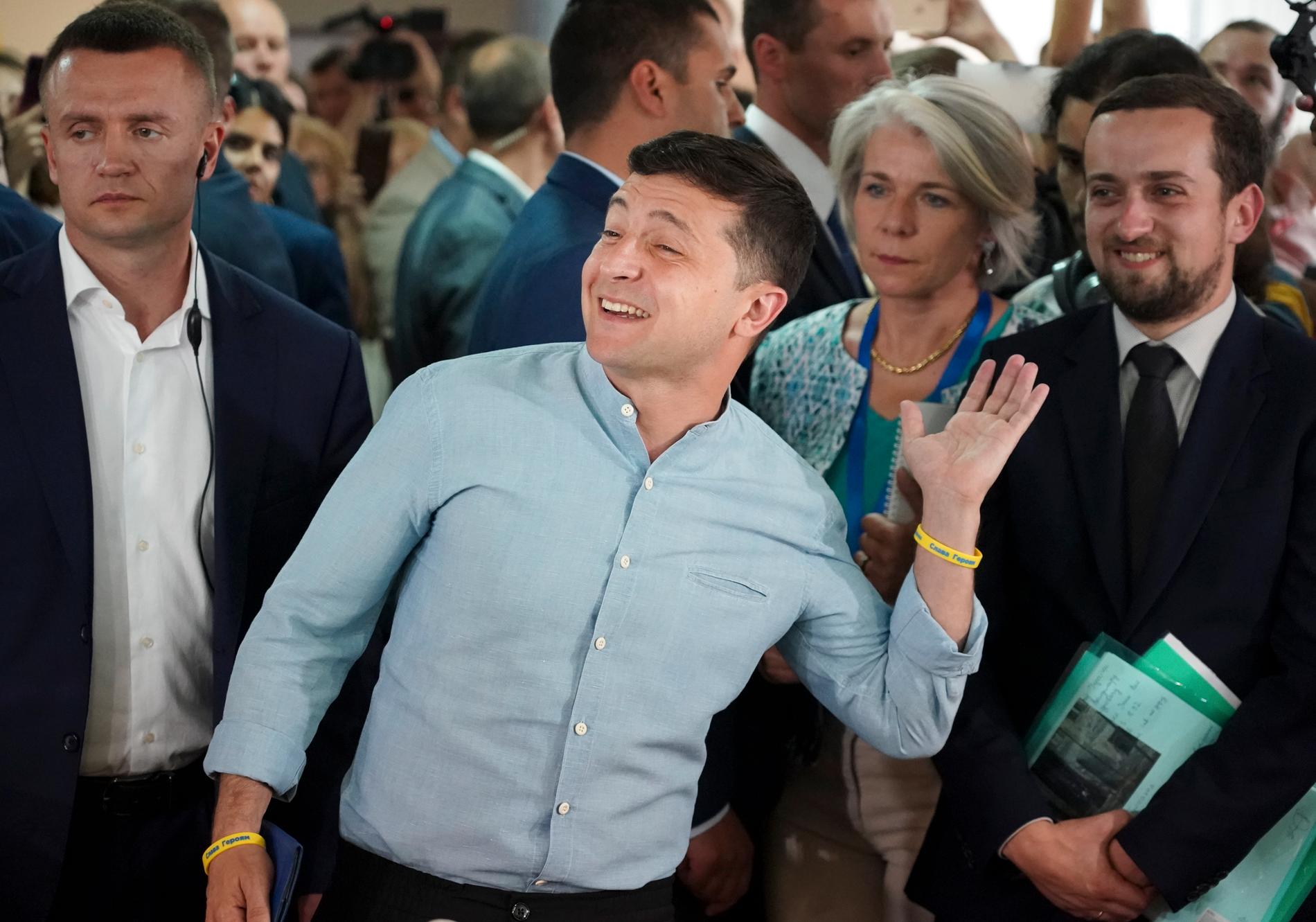 Ukrainas president Volodymyr Zelenskyj, i mitten, ser ut att gå mot en storseger i landets parlamentsval.