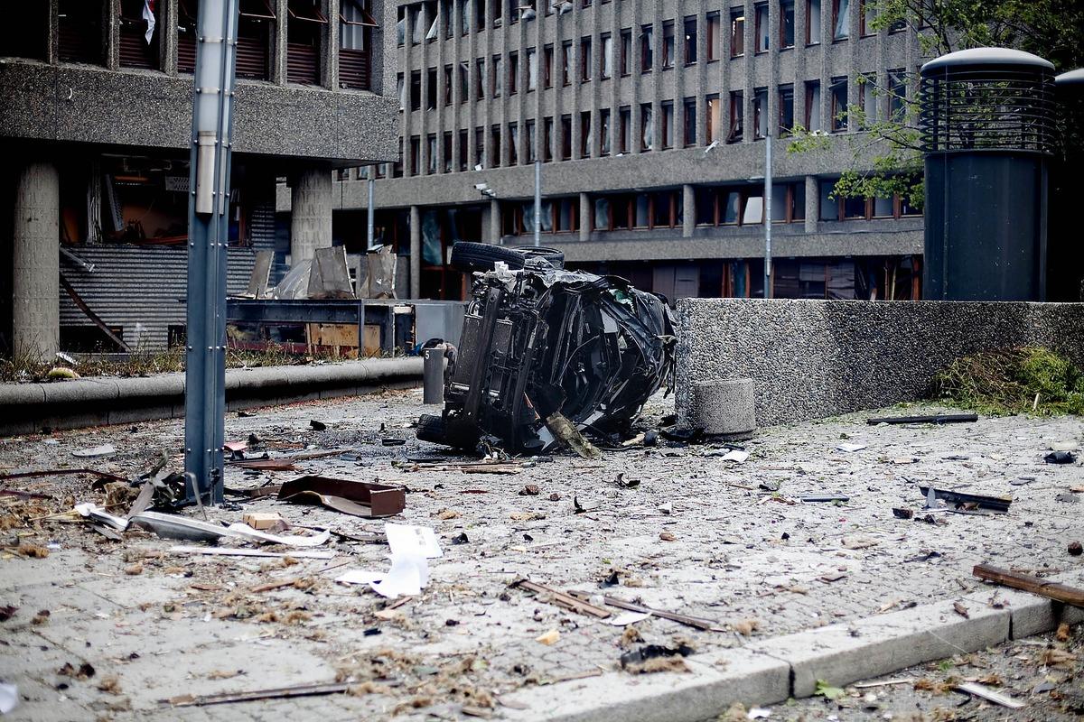 Anders Behring Breivik hade fyllt en skåpbil med sprängämnen som exploderade.