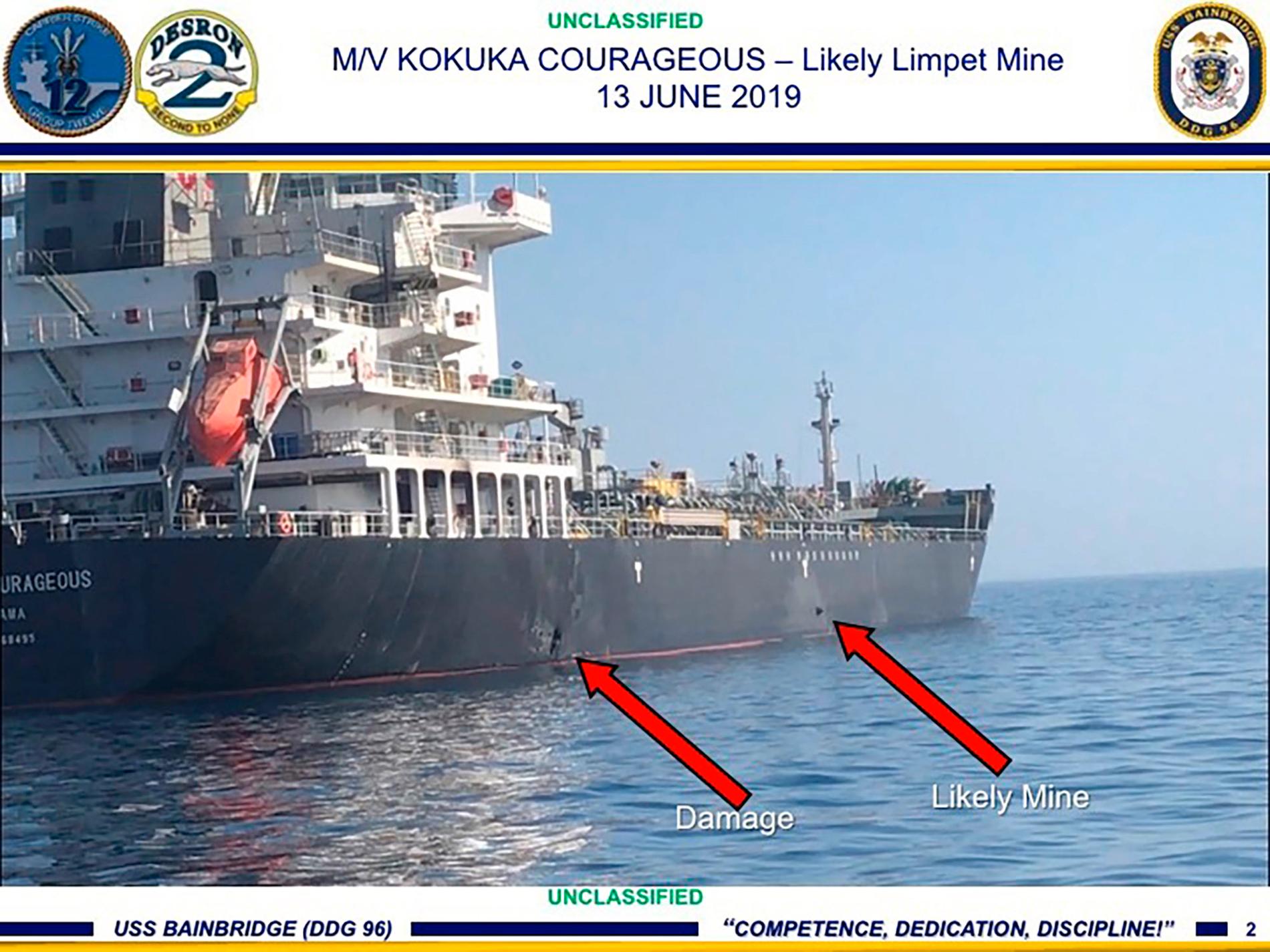 USA har släppt en bild som visar skador och en misstänkt mina på en oljetanker i Hormuzsundet.