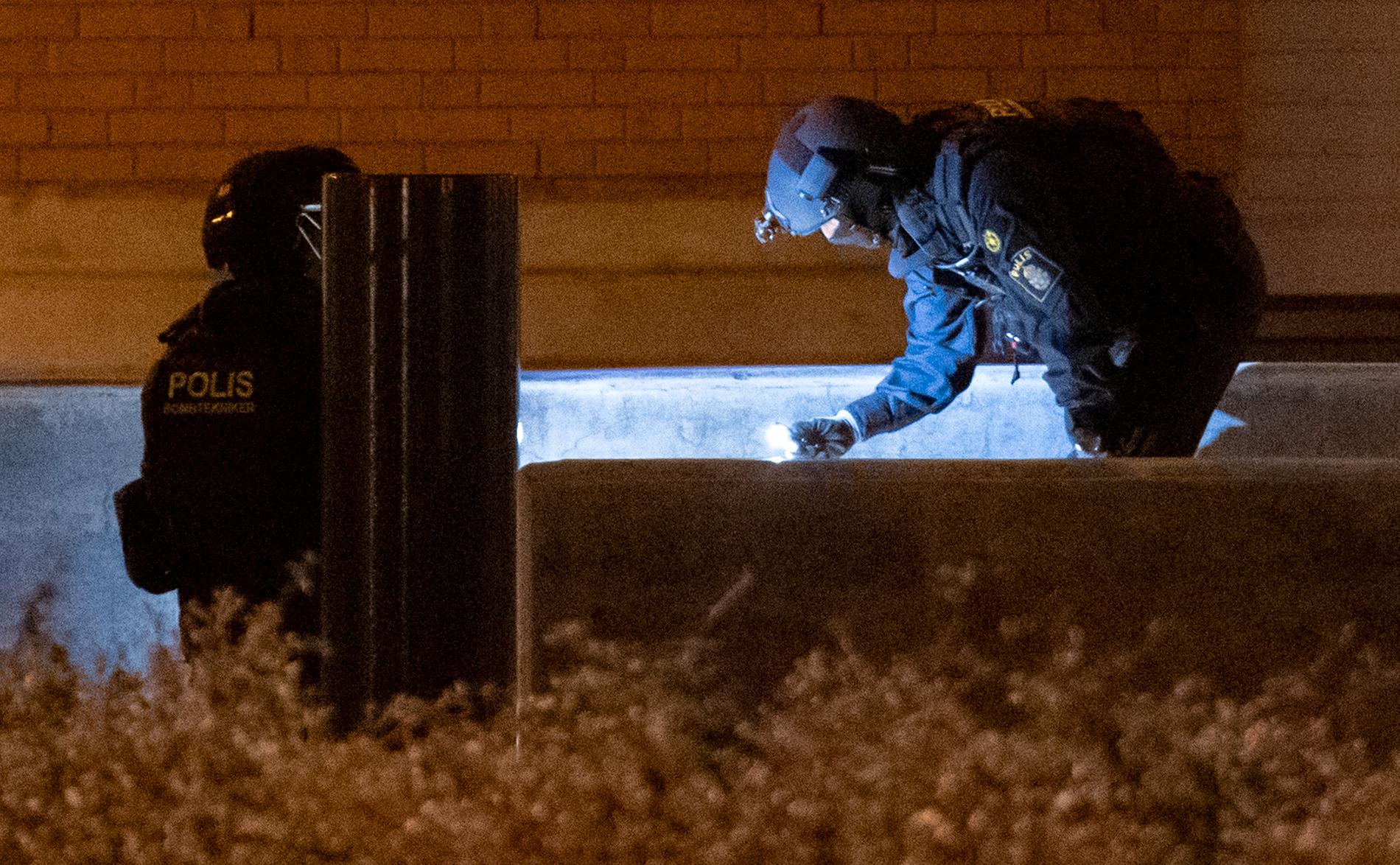 Polis letar spår vid Rättscentrum i Malmö.